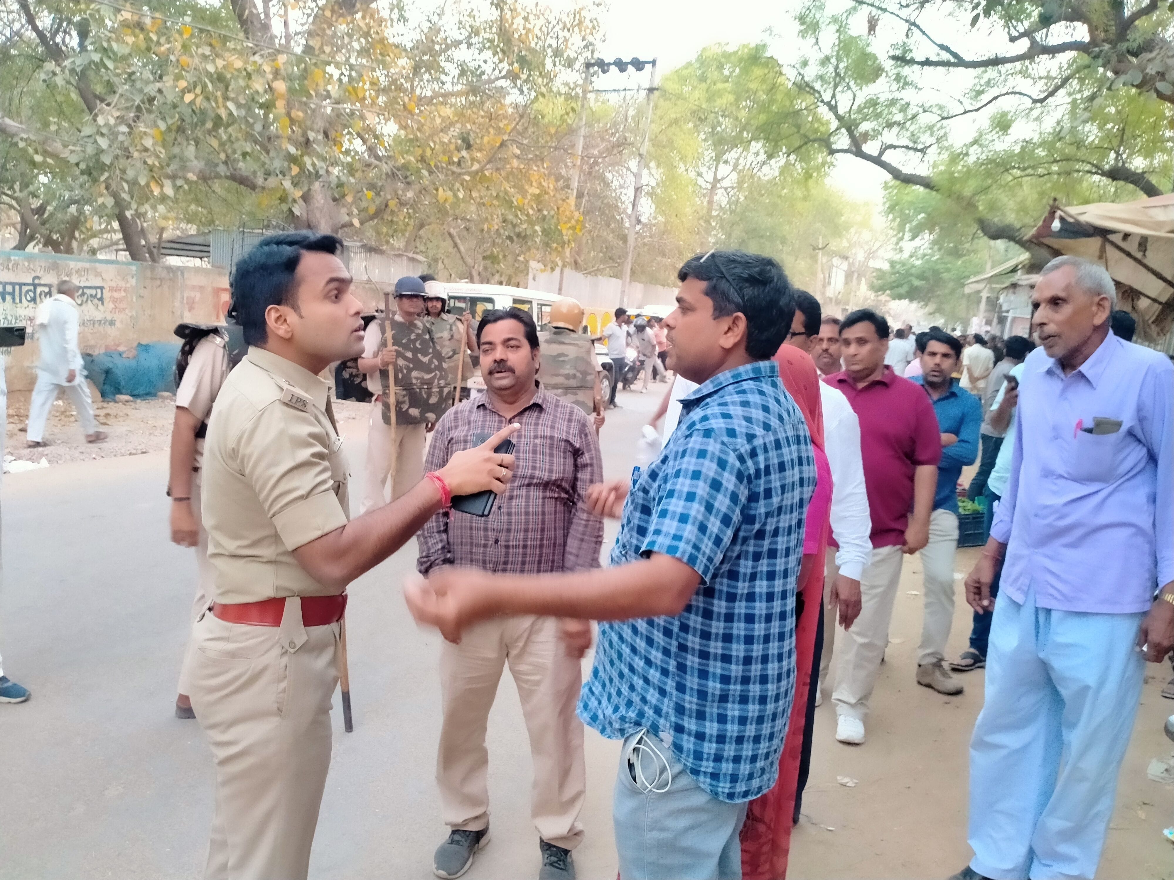  एएसपी से बात करते दुकानदार। संवाद