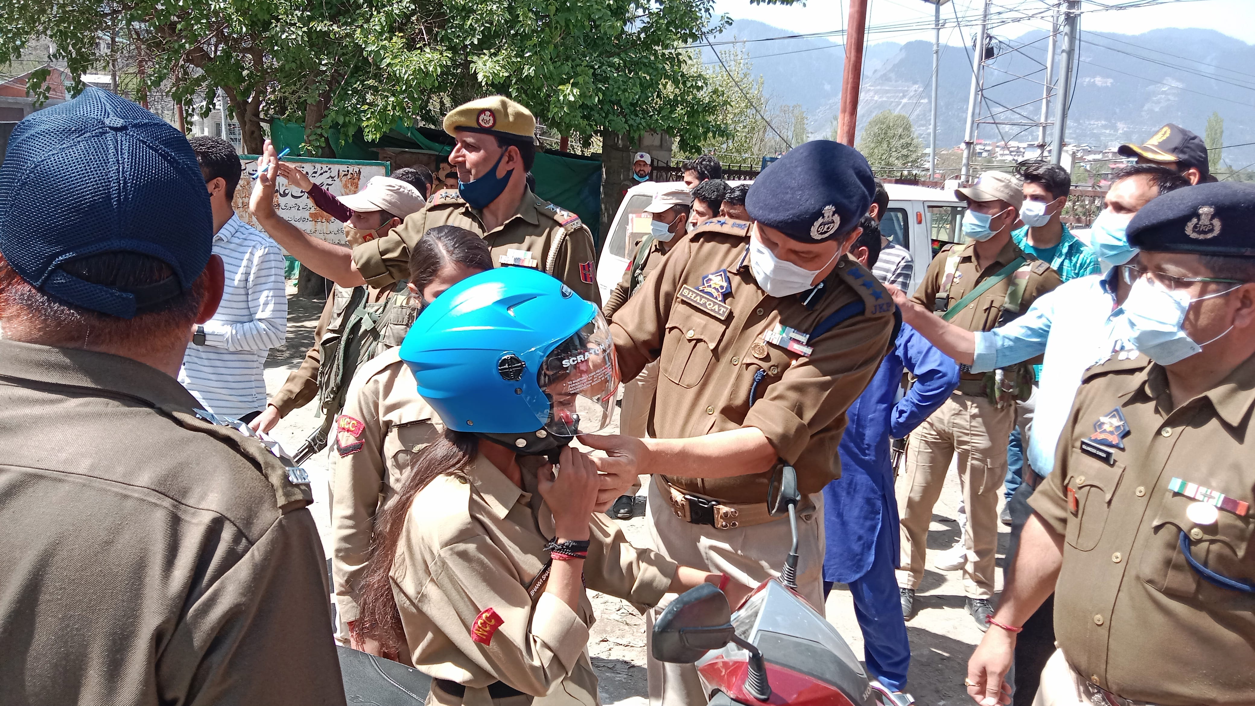फोटो....किश्तवाड़ में पुलिस ने क्रेश हल्मिट वितरित किए, साथ ही चालान भी काटे।