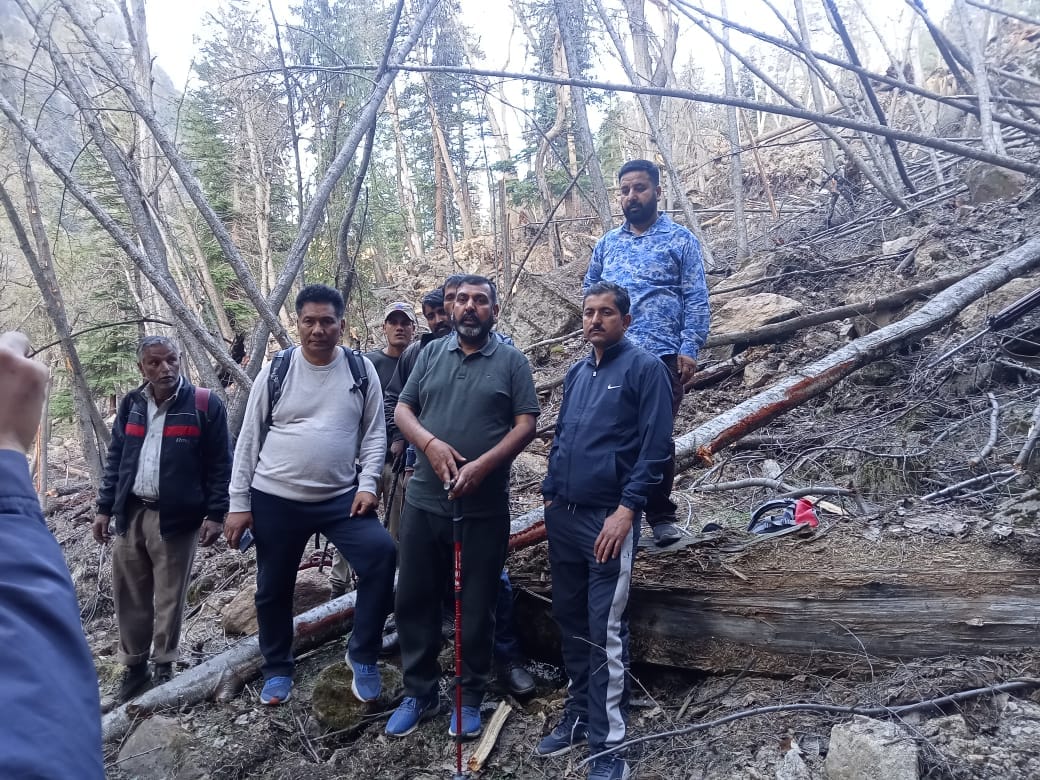 फोटो....पाडर में मचैल मार्ग को देखने डीडीसी काऊंसलर व मचैल के सरपंच व अन्य बिजली व मार्ग बहाल करने क? फोटो....पाडर में मचैल मार्ग को देखने डीडीसी काऊंसलर व मचैल के सरपंच व अन्य बिजली व मार्ग बहाल करने क?