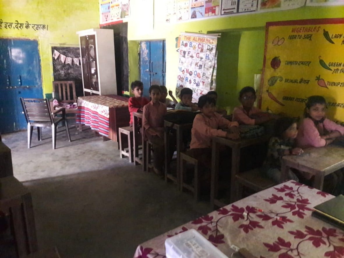 ग्वालीखेड़ा के प्राथमिक  विद्यालय में  बिना शिक्षक के कक्ष में बैठे बच्चें