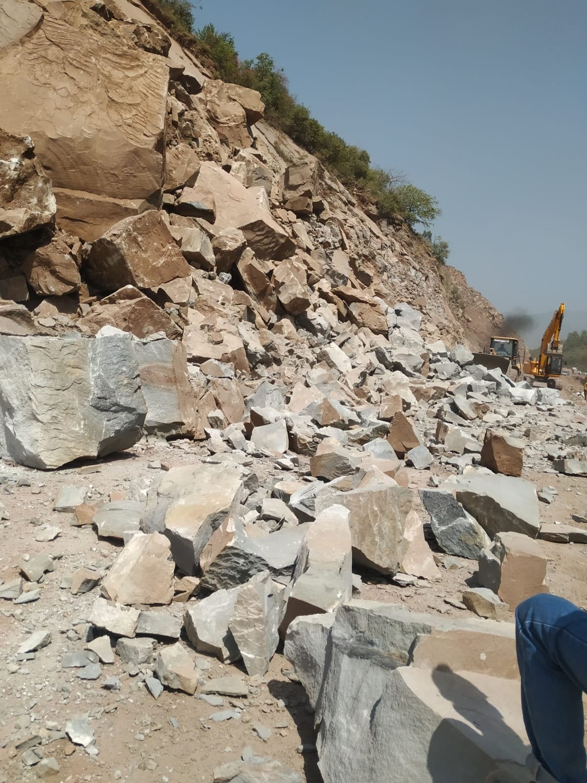 हाईवे के समरोली के पास तोड़ी गई चट्टाने :- संवाद हाईवे के समरोली के पास तोड़ी गई चट्टाने :- संवाद
