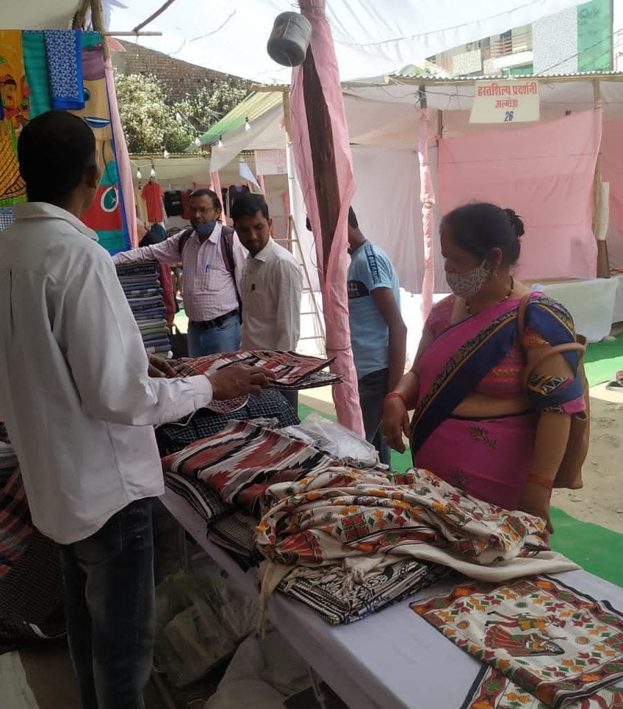 हस्त शिल्प प्रदर्शिनी में खरीदारी करती महिलाएं हस्त शिल्प प्रदर्शिनी में खरीदारी करती महिलाएं