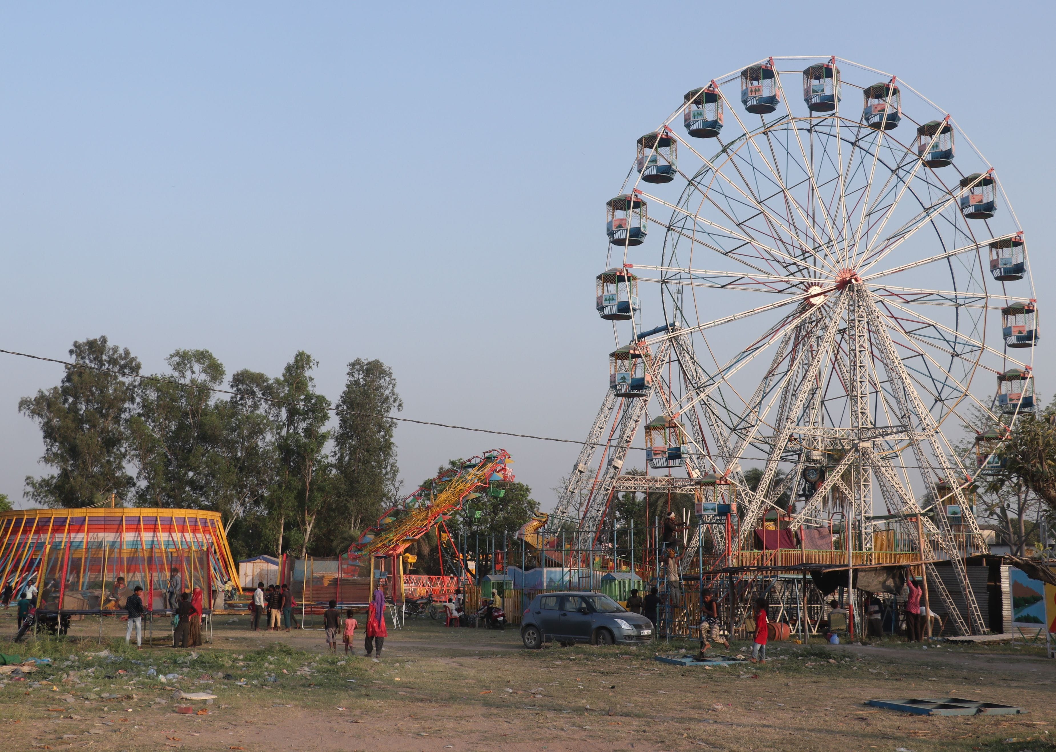 काशीपुर के चैती मेला परिसर में लगे झूले। काशीपुर के चैती मेला परिसर में लगे झूले।