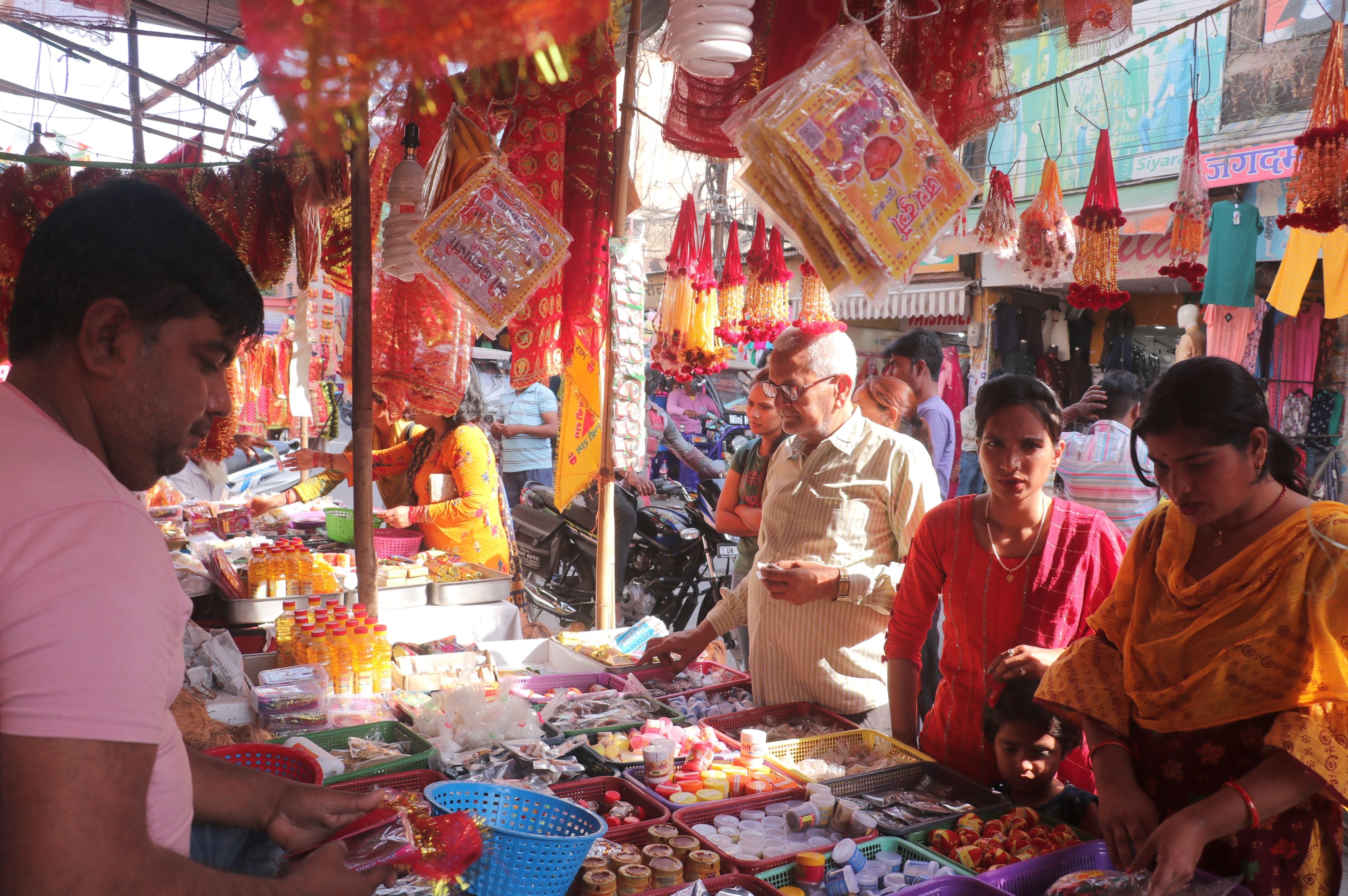 काशीपुर में नवरात्र की खरीदारी करते लोग काशीपुर में नवरात्र की खरीदारी करते लोग