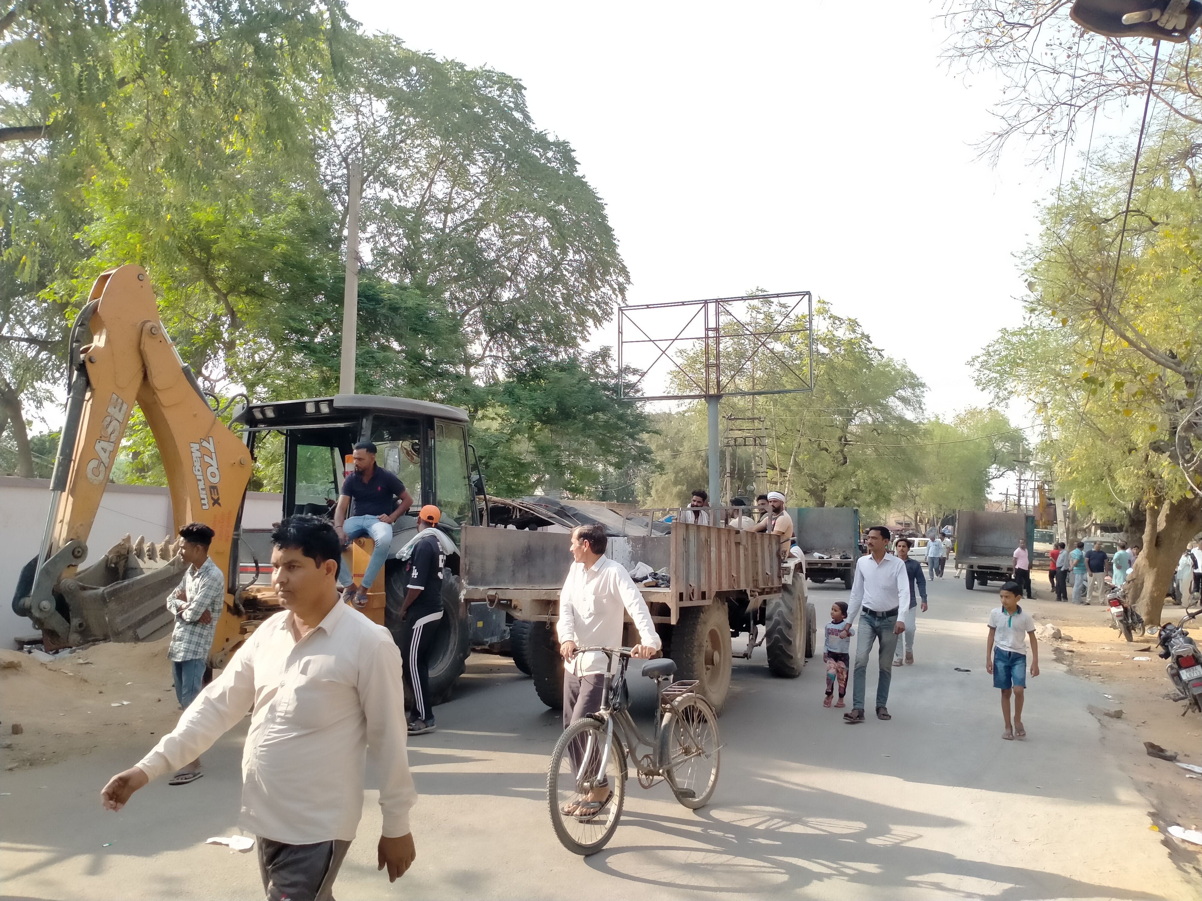  मौके पर खड़ी जेसीबी और ट्रैक्टर ट्रॉली। संवाद