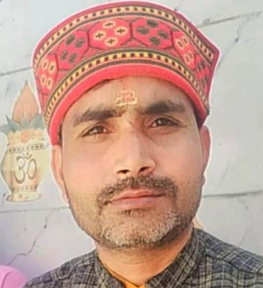 मुकेश त्रिपाठी देवी मंदिर के पुजारी मुकेश त्रिपाठी देवी मंदिर के पुजारी