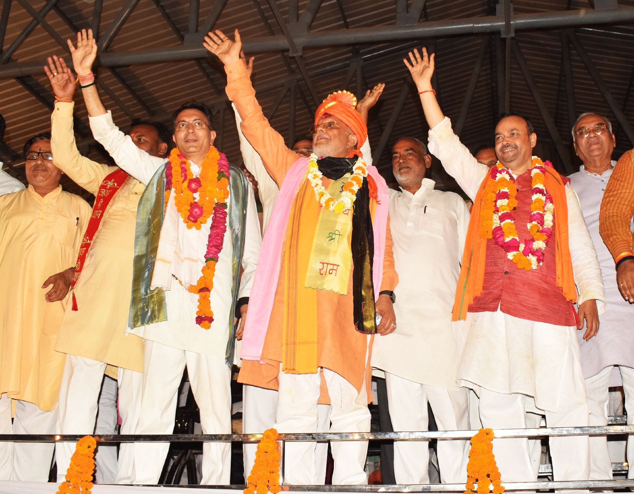 मंत्री बनने के बाद प्रथम शाहजहांपुर आगमन पर लोगों का अभिवादन करते मंत्री सुरेश कुमार खन्ना ,जिति? मंत्री बनने के बाद प्रथम शाहजहांपुर आगमन पर लोगों का अभिवादन करते मंत्री सुरेश कुमार खन्ना ,जिति?