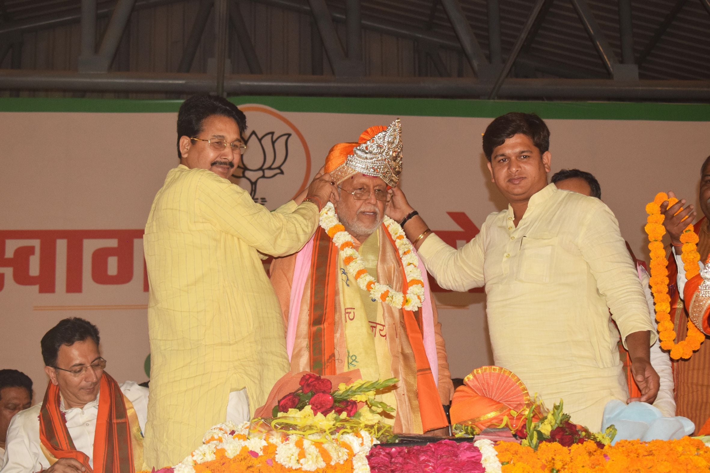 मंत्री सुरेश कुमार खन्ना को चांदी का मुकुट पहनाते पूर्व जिला पंचायत वीरेंद्र यादव । संवाद मंत्री सुरेश कुमार खन्ना को चांदी का मुकुट पहनाते पूर्व जिला पंचायत वीरेंद्र यादव । संवाद