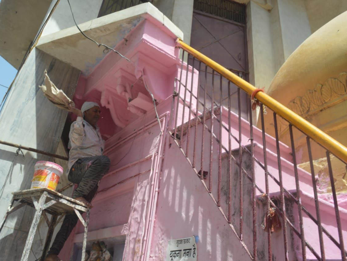 नवरात्र के लिए रंगरोगन से संवारा जा रहा महेश्वरी देवी मंदिर। 
