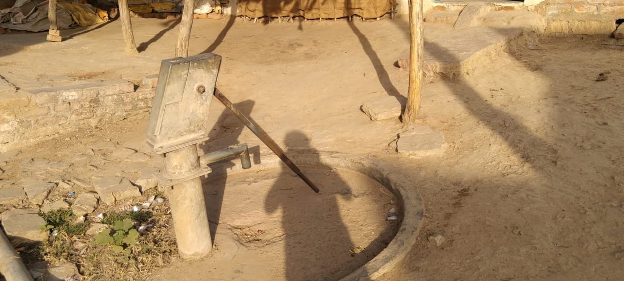 परिक्रमा मार्ग पर भरत मंदिर के पास खराब पड़ा हैंडपंप ।