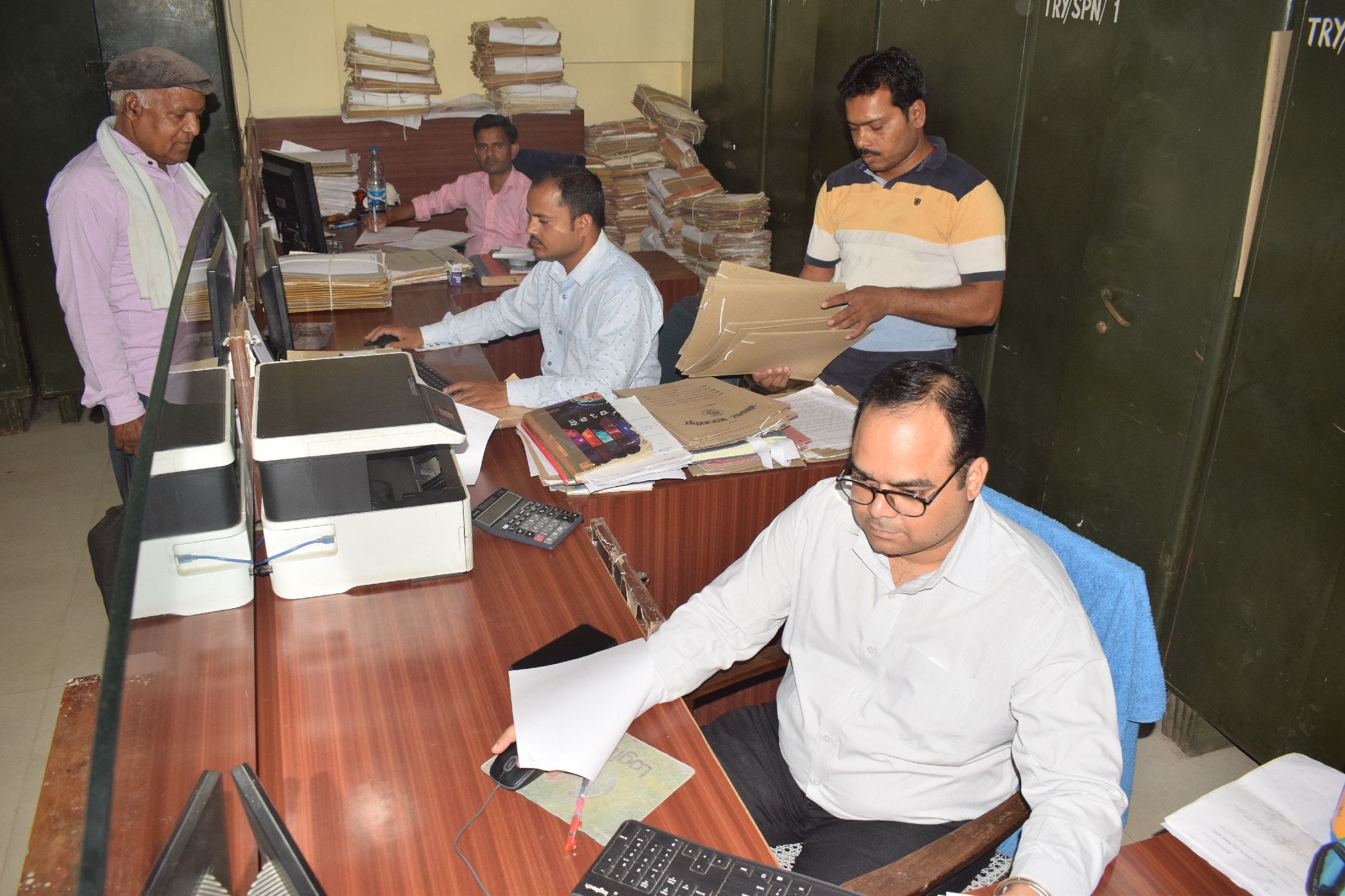 शाहजहांपुर जिला कोषागार के पेंशन अनुभाग में सेवानिवृत्त कर्मचारियों के बिलों का निस्तारण करते ?