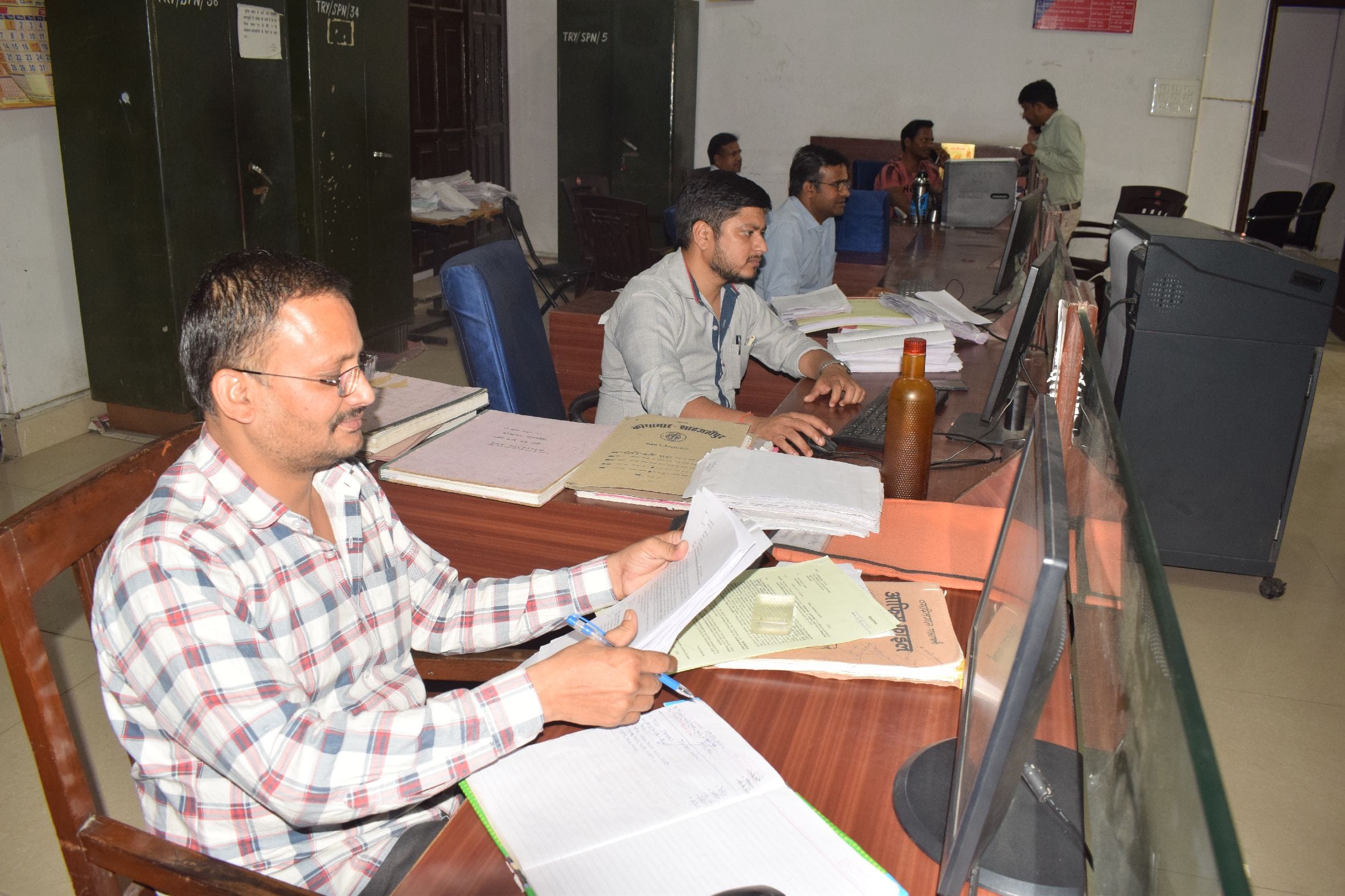 शाहजहांपुर के जिला कोषागार में वित्त वर्ष के अंतिम दिन विभिन्न विभागों के देयकों का निस्तारण कर?
