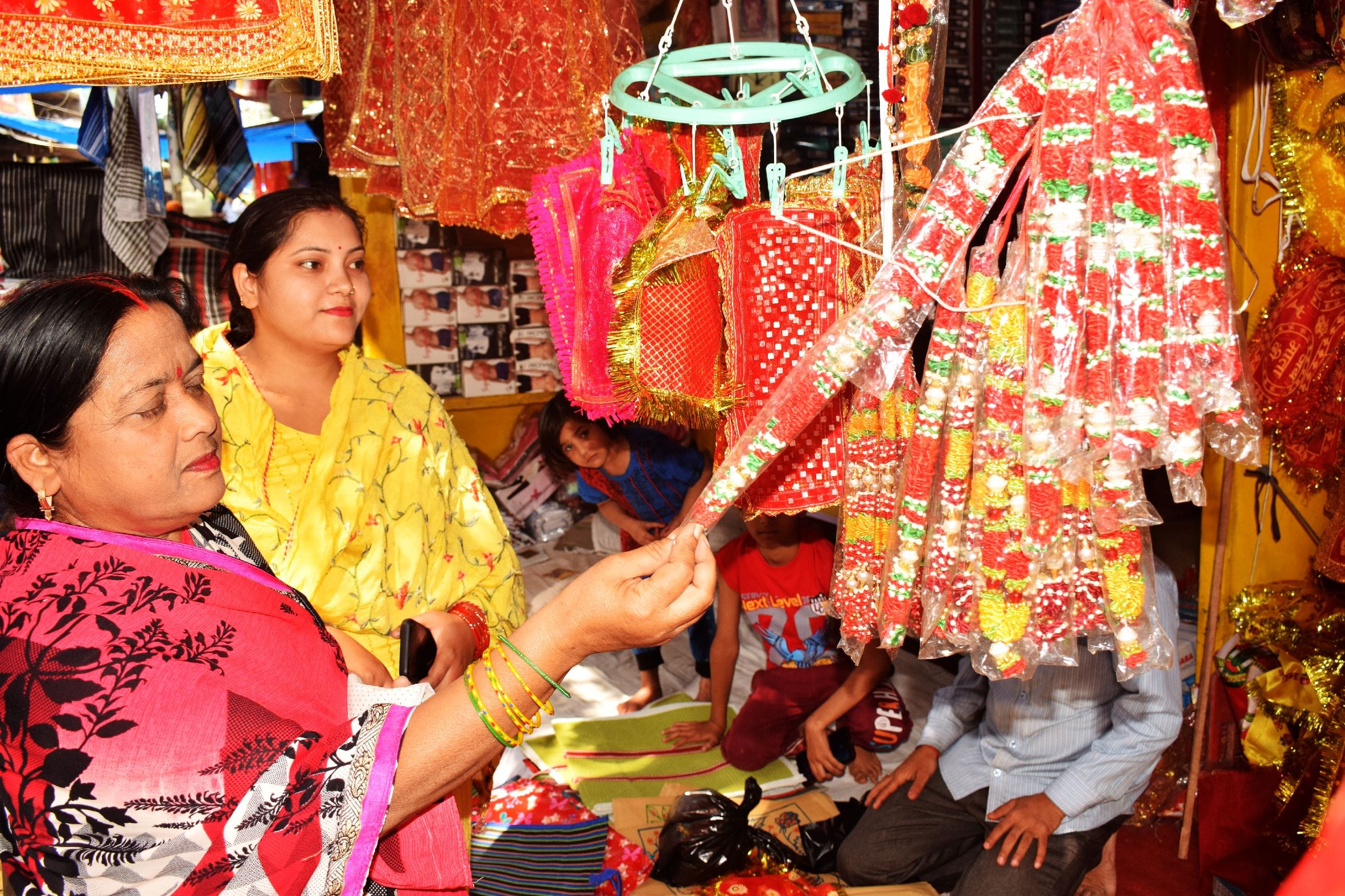 शाहजहांपुर में नवरात्रि पर पूजा अर्चना के लिए मां दुर्गा के लिए चुन्नी खरीदती महिलाए । संवाद शाहजहांपुर में नवरात्रि पर पूजा अर्चना के लिए मां दुर्गा के लिए चुन्नी खरीदती महिलाए । संवाद