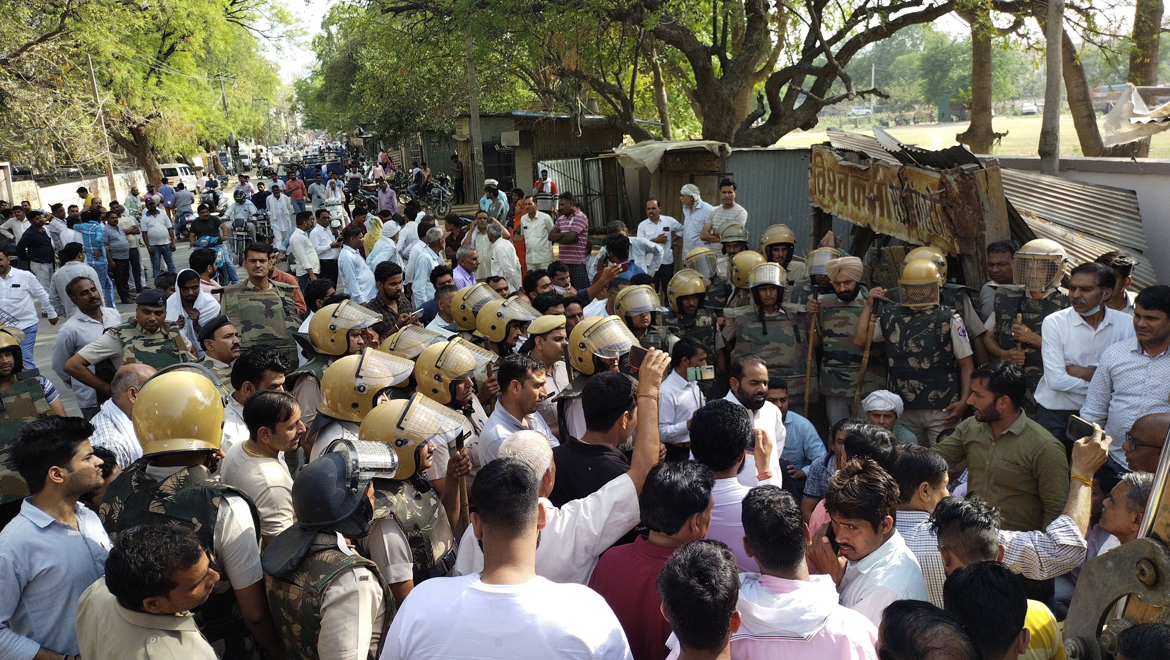  दुकानों को हटाने को लेकर रेलवे रोड पर खड़े दुकानदार व शहर वासी। संवाद