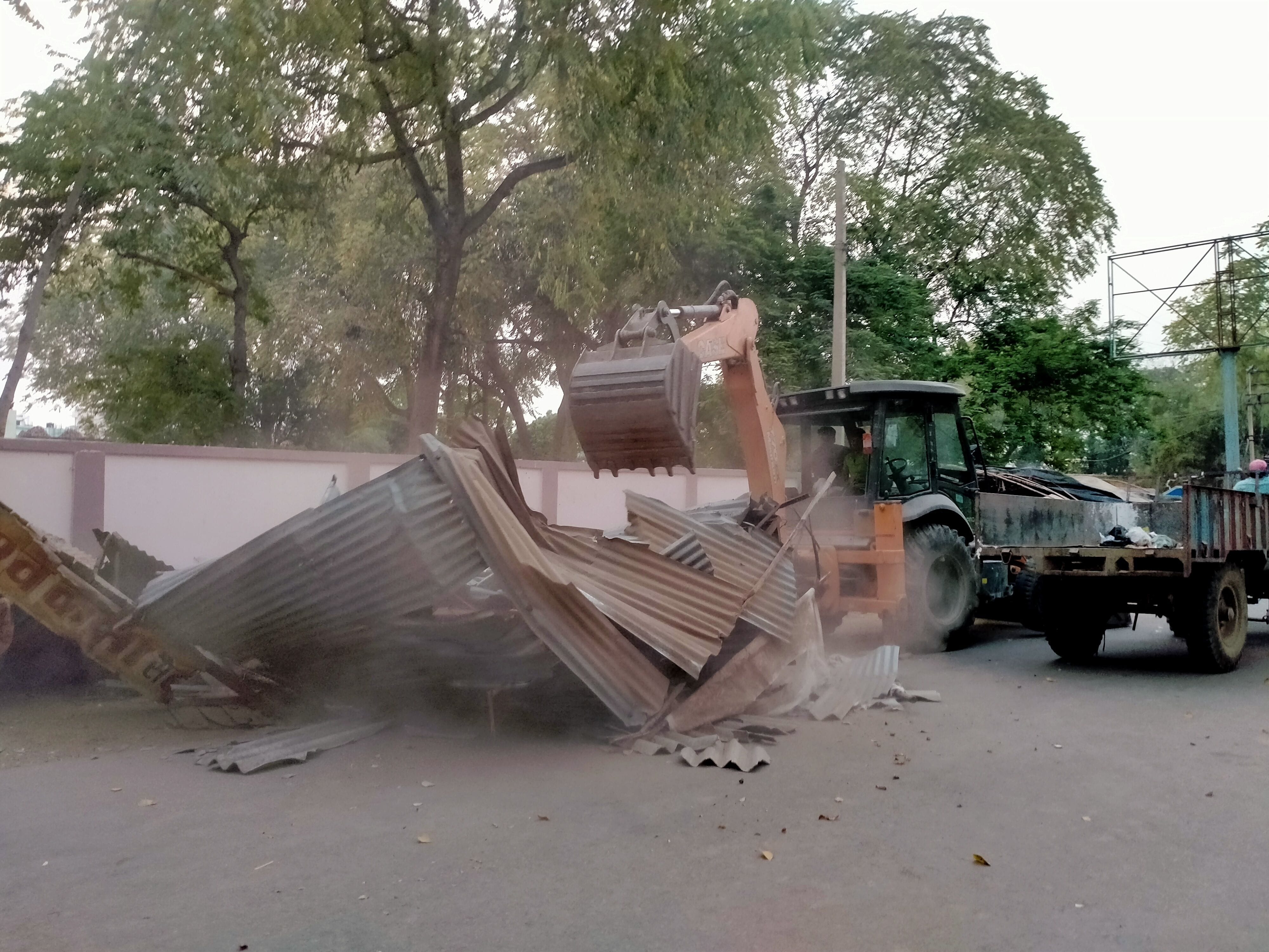  दुकानों को हटाती जेसीबी। संवाद
