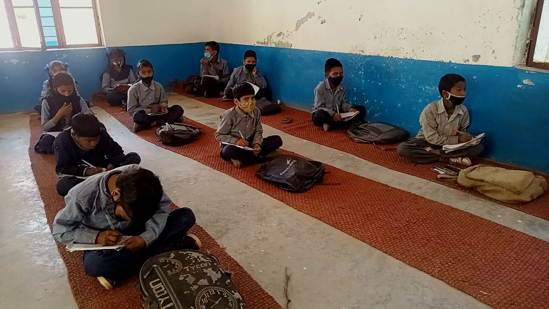 उधमपुर में मिडिल स्कूल पट्ठी की बदहाल इमारत व अंदर बैठे विद्यार्थी