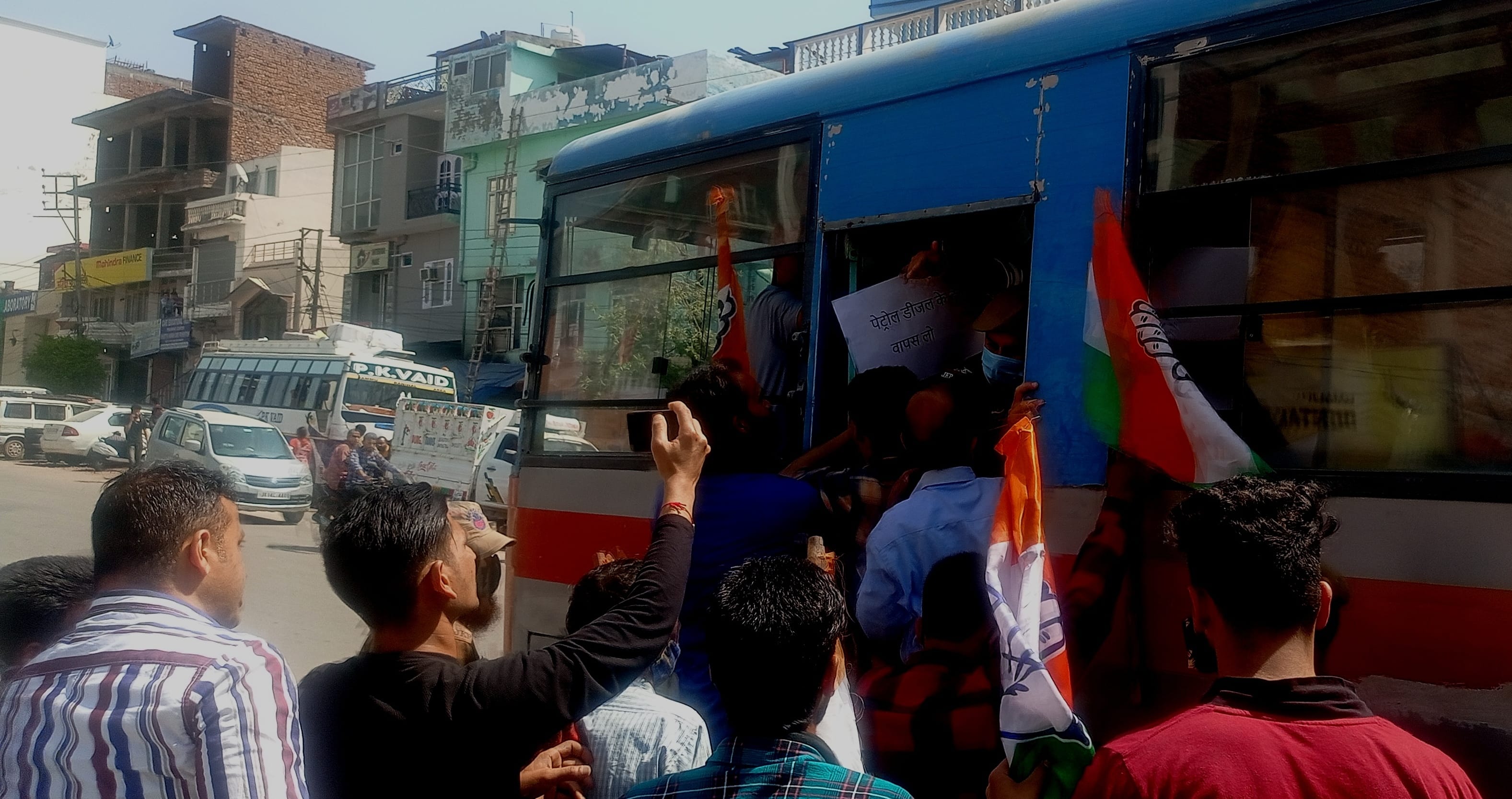 उधमपुर में महंगाई के खिलाफ प्रदर्शन करते कांग्रेसी व प्रदर्शकारियों को रोकती पुलिस उधमपुर में महंगाई के खिलाफ प्रदर्शन करते कांग्रेसी व प्रदर्शकारियों को रोकती पुलिस
