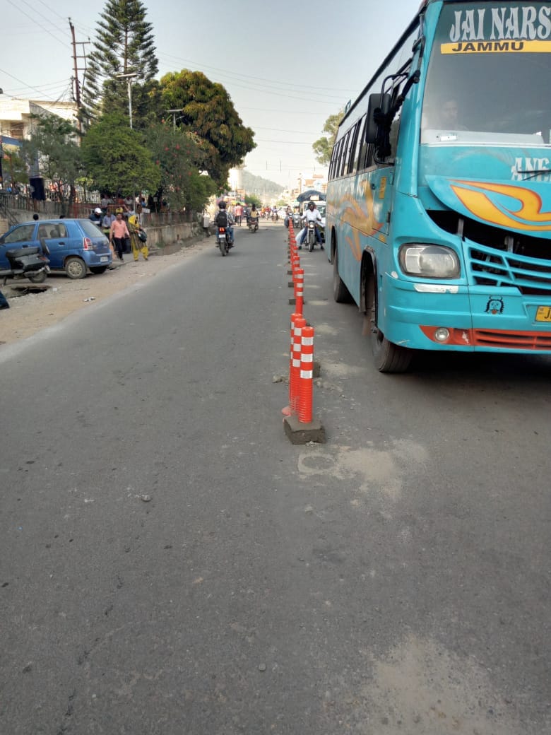 उधमपुर में सलाथिया चौक पर लगाए गए प्लास्टिक के डिवाइडर उधमपुर में सलाथिया चौक पर लगाए गए प्लास्टिक के डिवाइडर