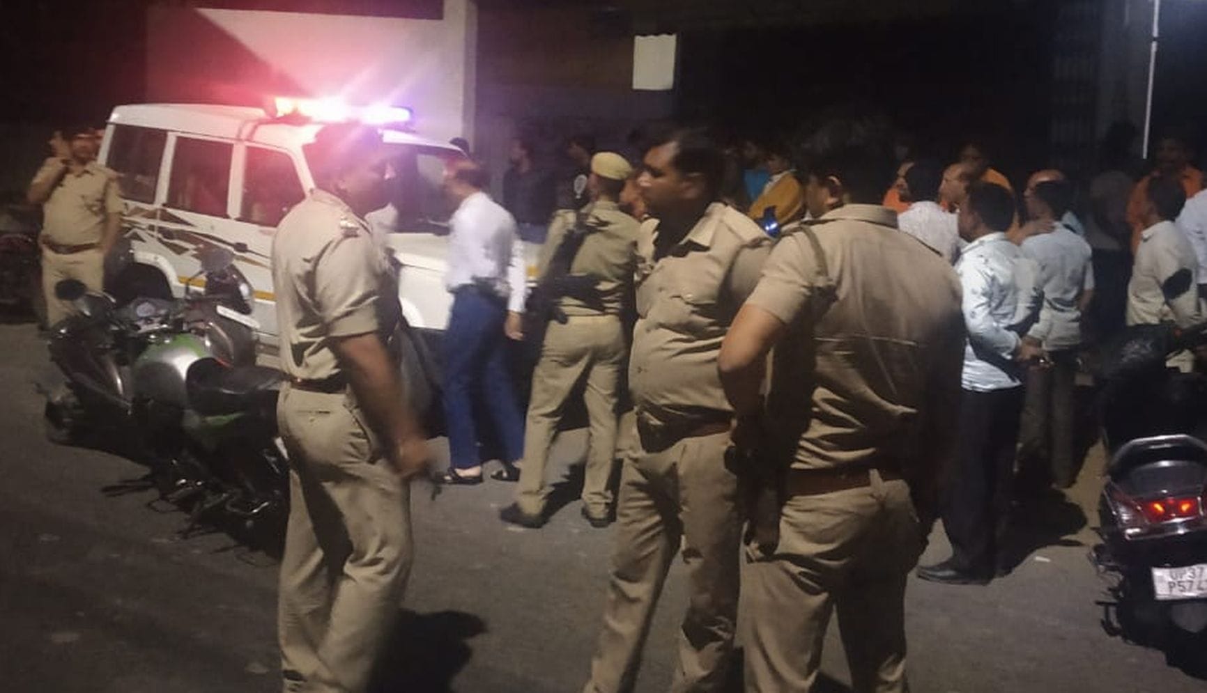 व्यापारी पिता पुत्र पर हमले के बाद मौके पर मौजूद पुलिसबल