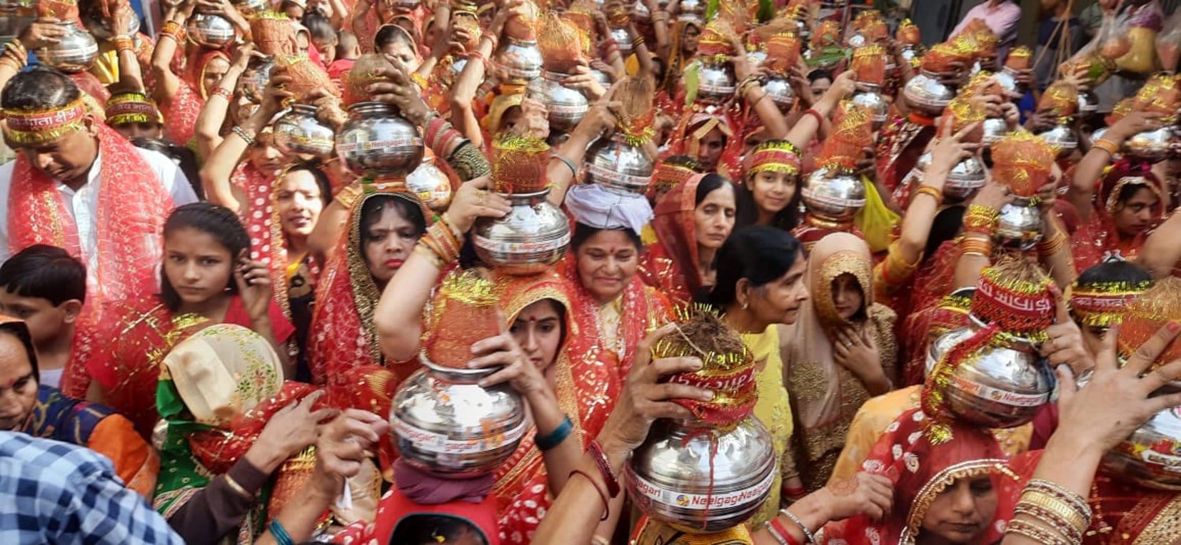 अमीनगर सराय में कलश यात्रा में भाग लेते श्रद्घालु अमीनगर सराय में कलश यात्रा में भाग लेते श्रद्घालु
