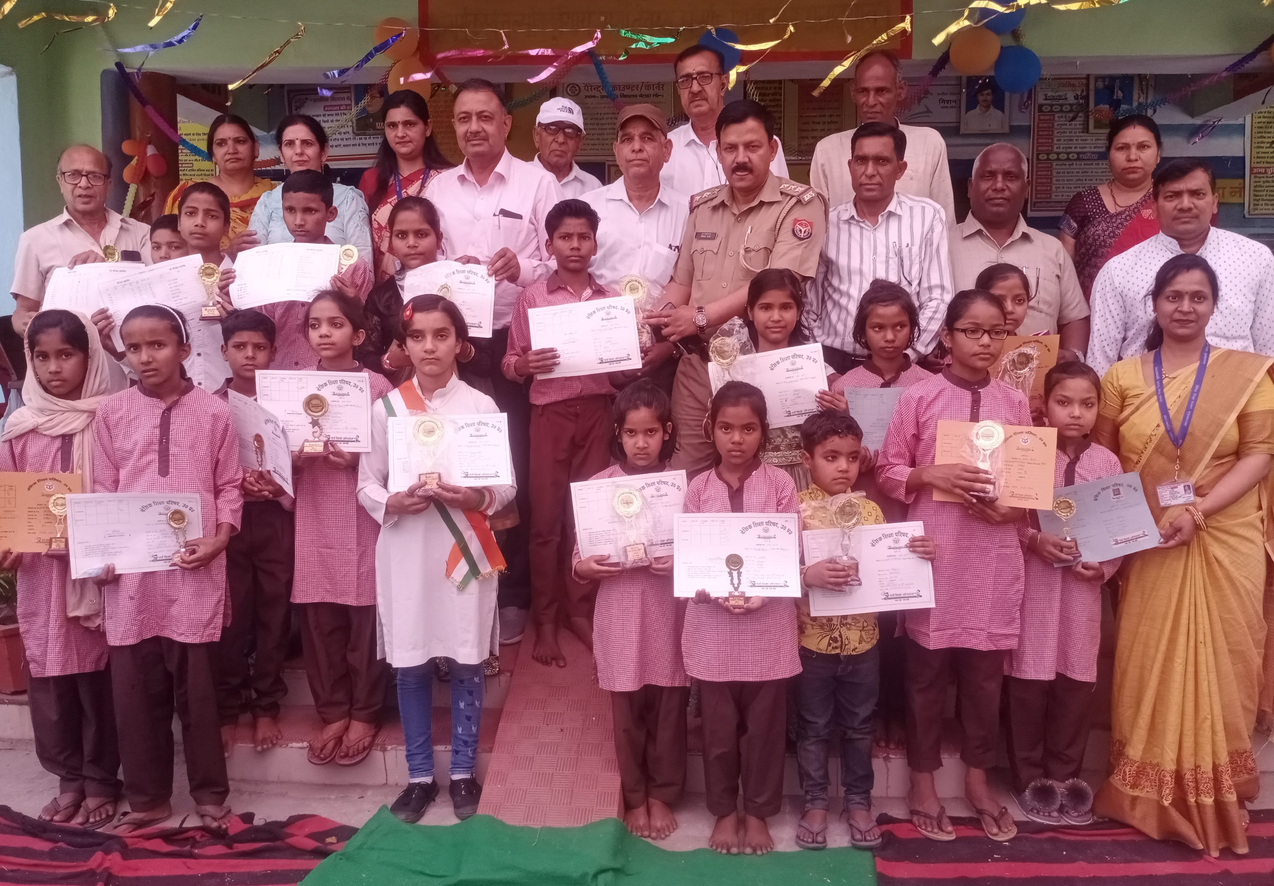 भोपा के बेलडा़ विद्यालय में मेधावी छात्र-छात्राओं को पुरस्कृत करते अतिथि।