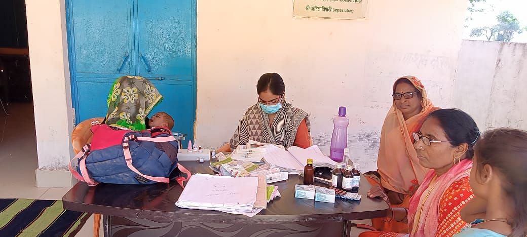 Photo-02AURP-02- Agents de santé faisant la vaccination au centre de santé secondaire de Hamipur.  conversation