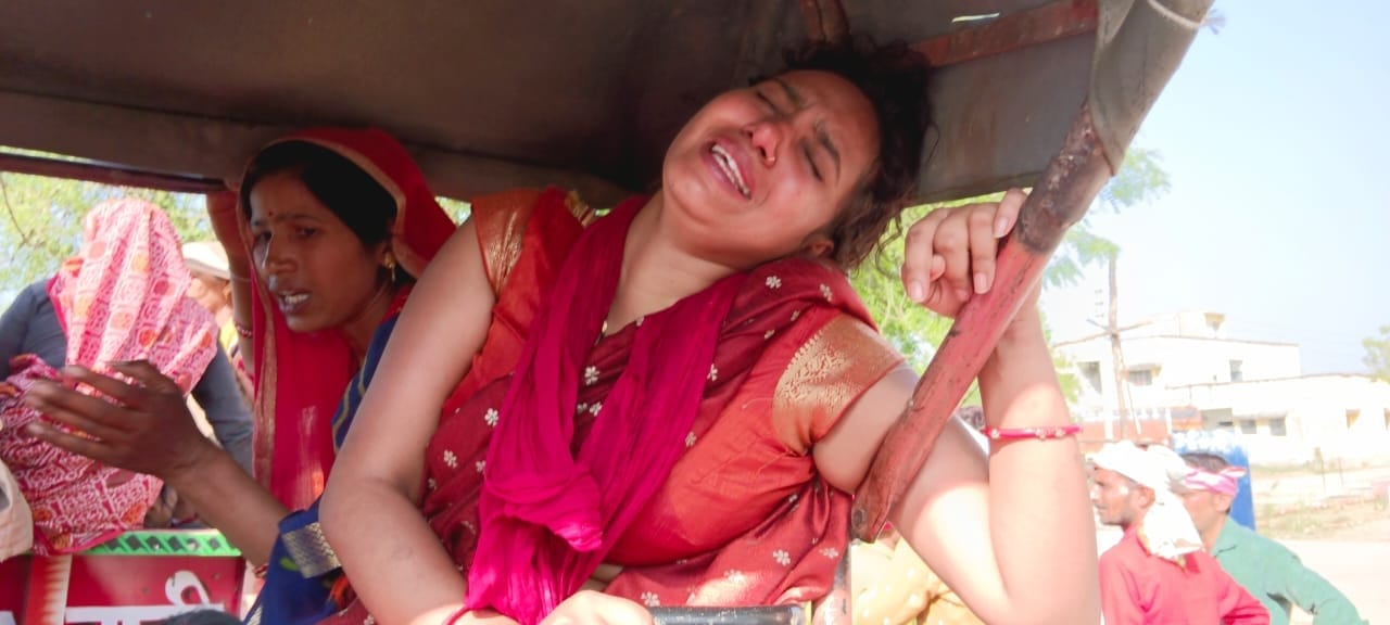 फोटो-02एयूआरपी-15- रोती बिलखती मोहन की बहन। संवाद फोटो-02एयूआरपी-15- रोती बिलखती मोहन की बहन। संवाद