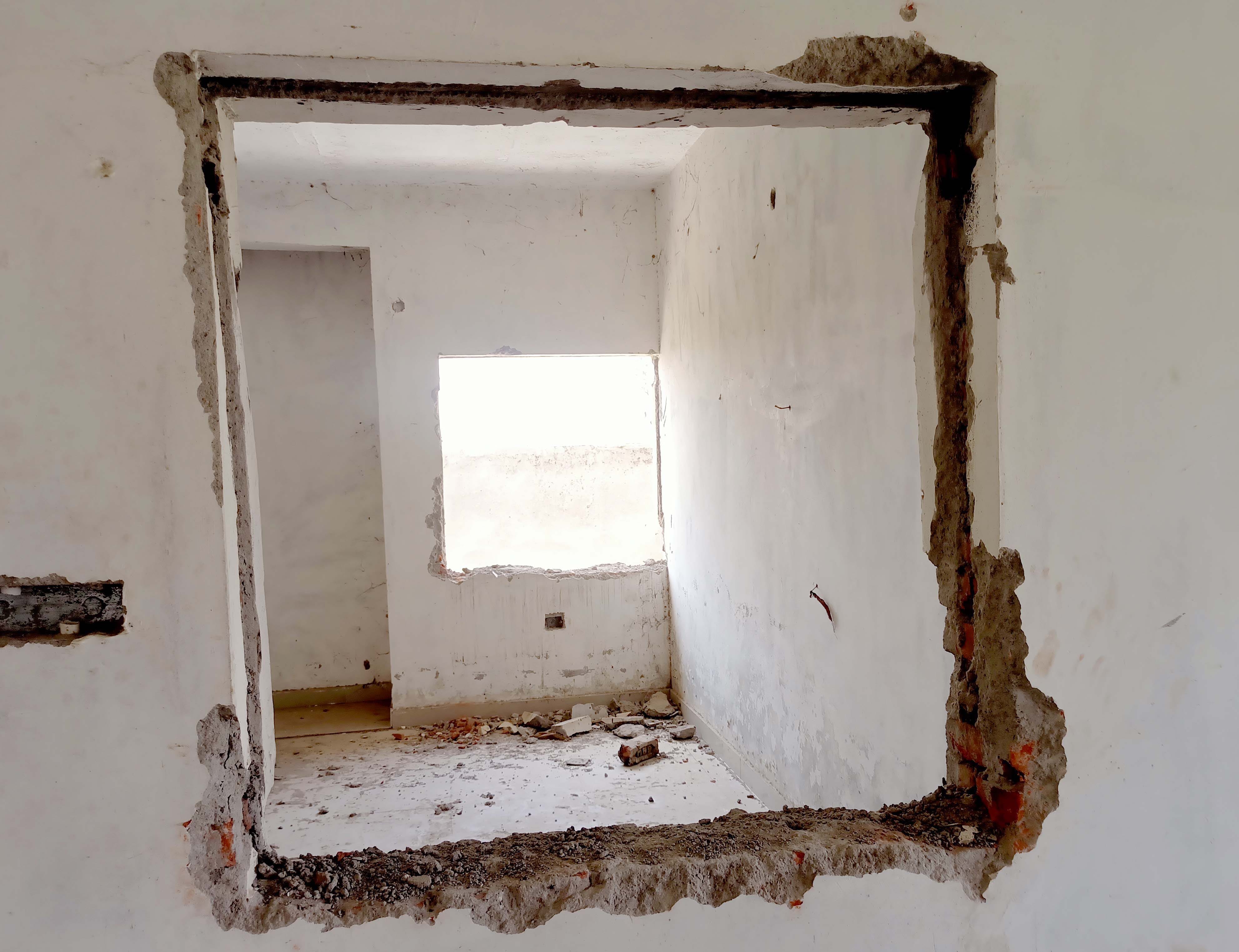 फोटो:31: तैयार हो रहे अधिकारियों के आवास लापरवाही की भेट में चढ़ रहे हैं।संवाद