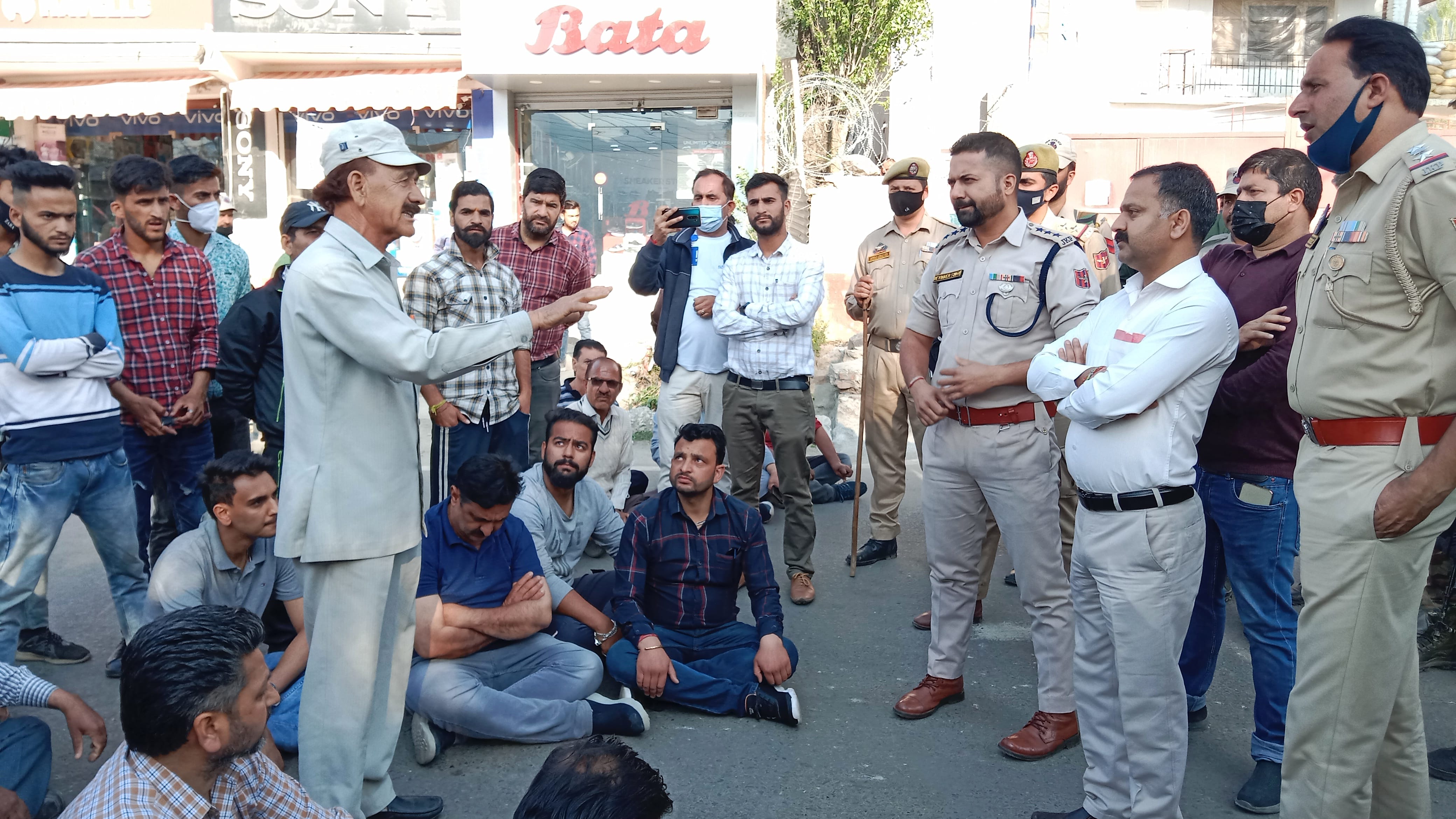 फोटो......शहीदी समारक को तोड़ने पर धरना प्रदर्शन करते सनातन धर्म सभा के सदस्य