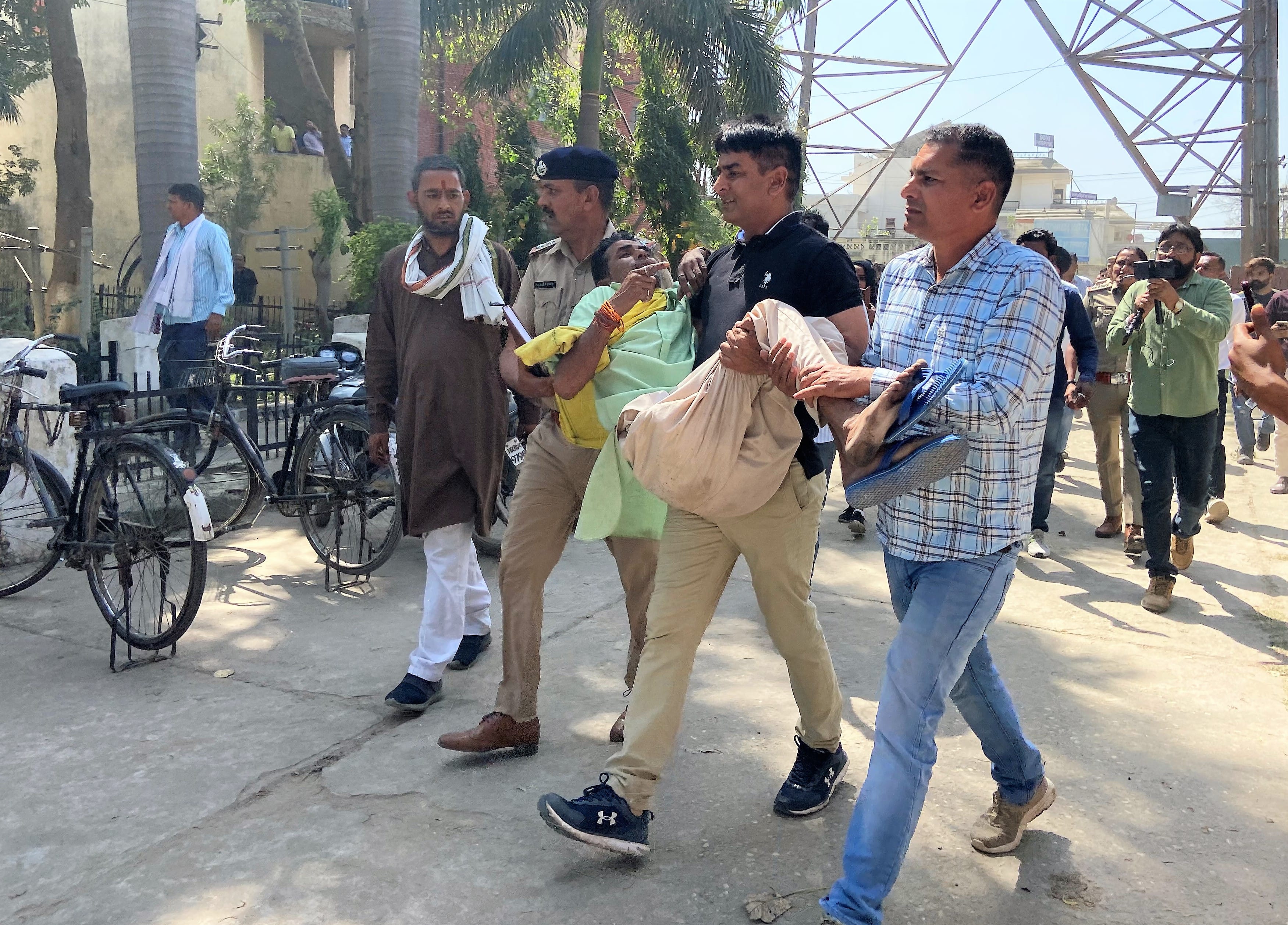 गाइड को गोद में उठाकर लेकर एंबुलेंस की ओर जाते पुलिस व दमकल कर्मी। संवाद गाइड को गोद में उठाकर लेकर एंबुलेंस की ओर जाते पुलिस व दमकल कर्मी। संवाद