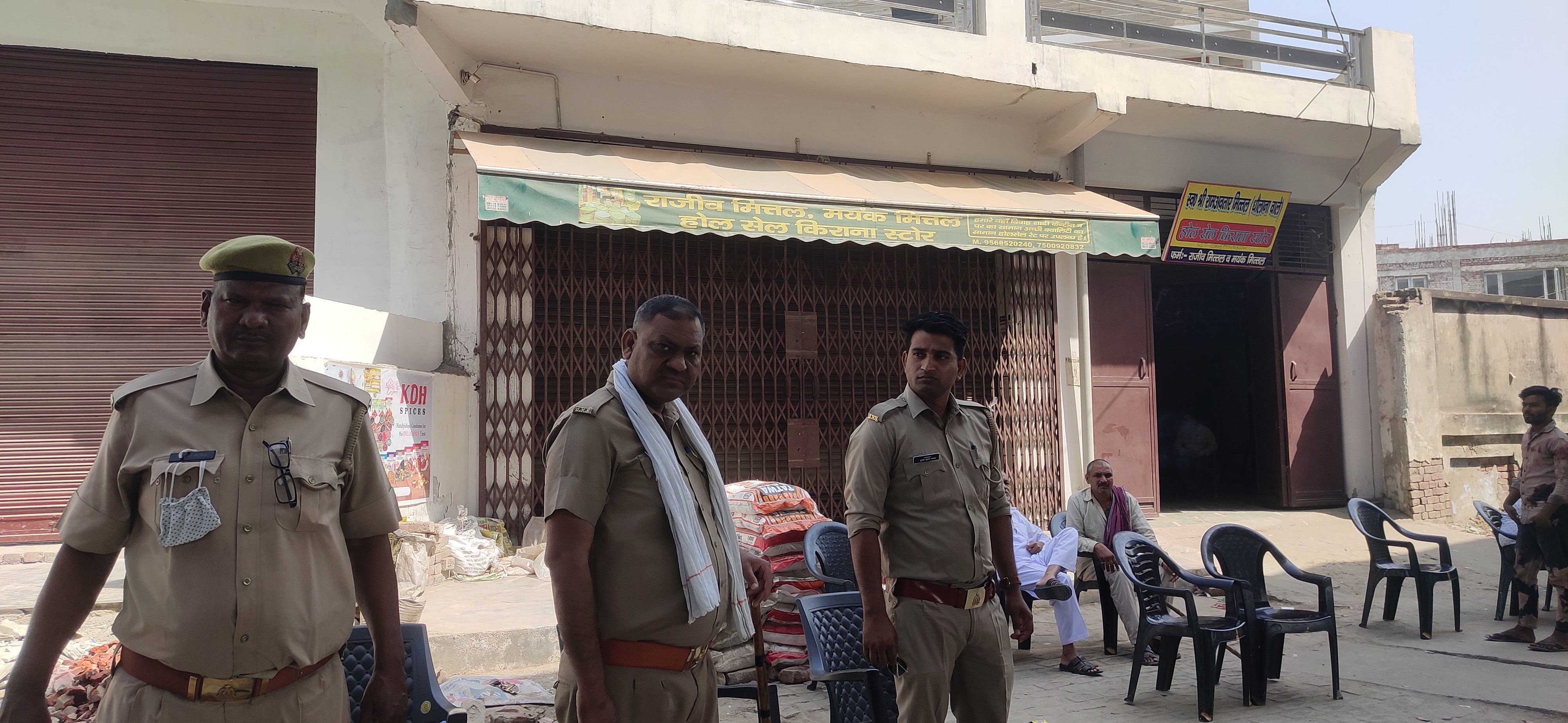 घटना के बाद से व्यापारी के घर के बाहर तैनात पुलिस फोर्स। घटना के बाद से व्यापारी के घर के बाहर तैनात पुलिस फोर्स।