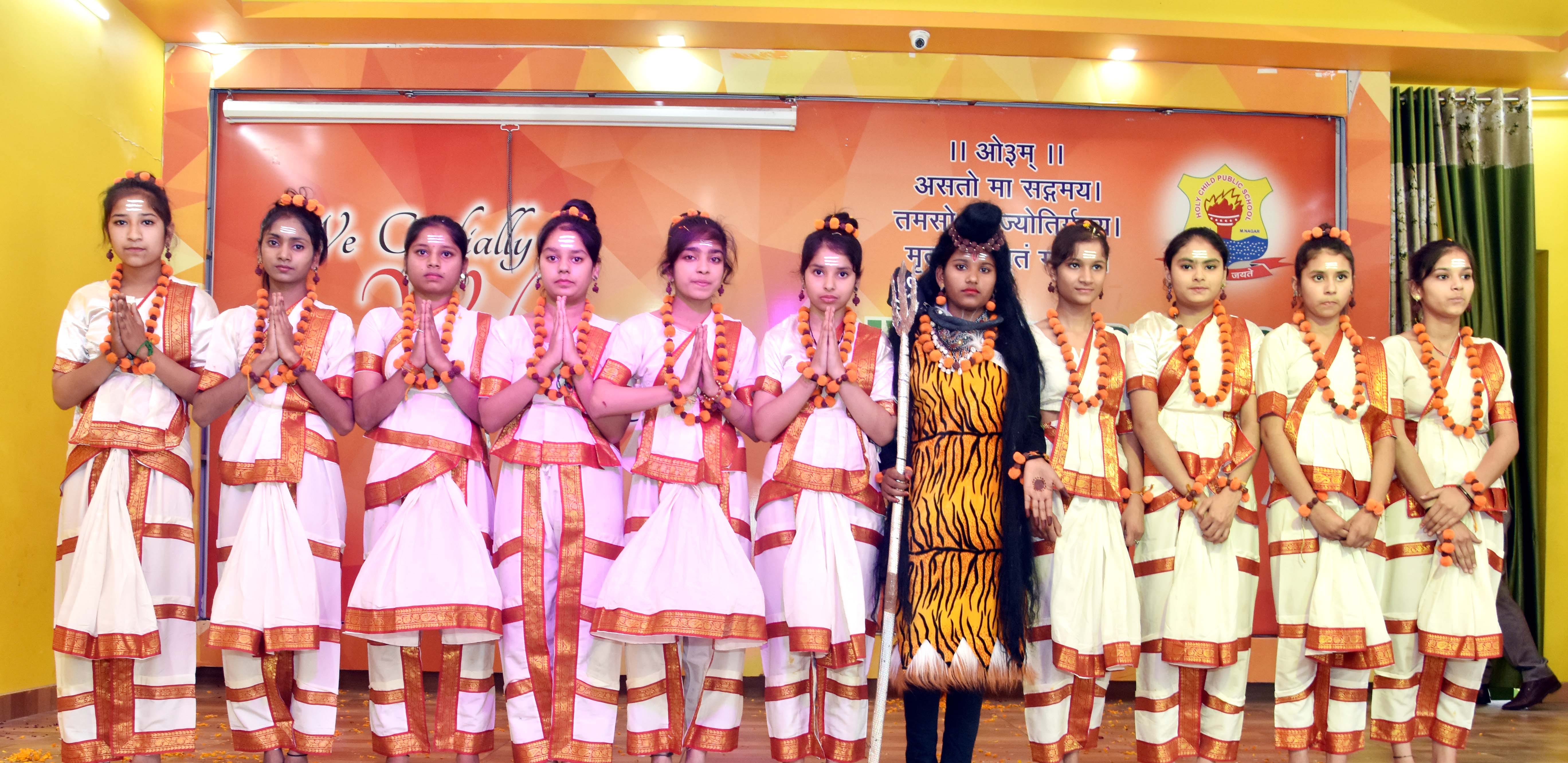 होली चाइल्ड स्कूल में कार्यक्रम में प्रतिभाग करते विद्वार्थी।