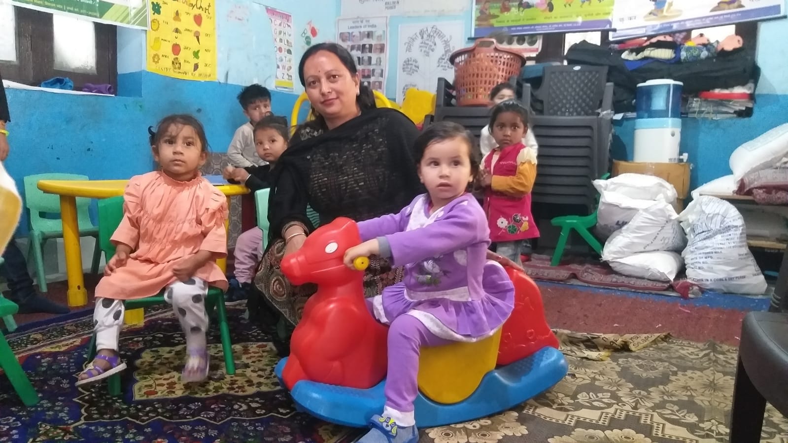 कुल्लू के लोअर विग स्थित आंगनबाड़ी केंद्र में खेलते बच्चे। -संवाद कुल्लू के लोअर विग स्थित आंगनबाड़ी केंद्र में खेलते बच्चे। -संवाद