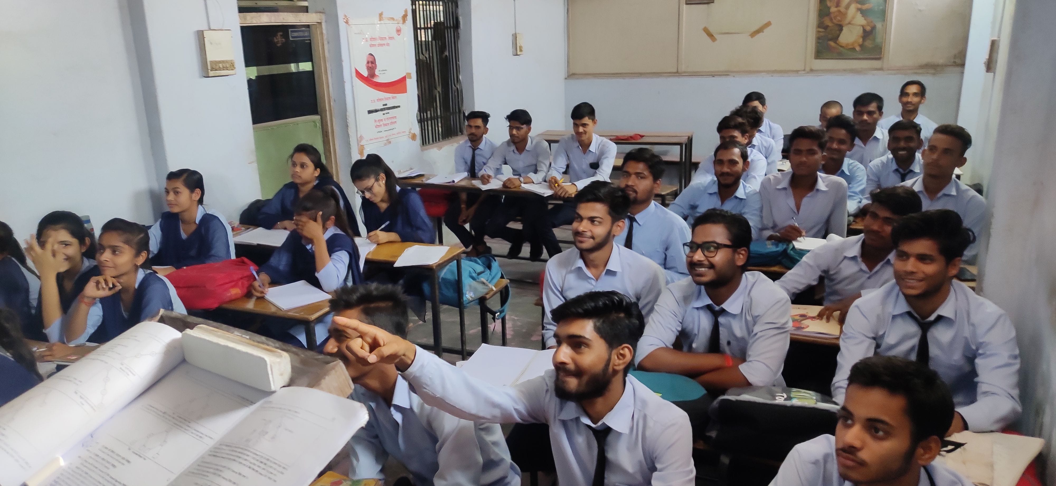 कोरोना घटा तो कक्षाओं में एक साथ बैठकर शिक्षा ग्रहण करते छात्र। संवाद कोरोना घटा तो कक्षाओं में एक साथ बैठकर शिक्षा ग्रहण करते छात्र। संवाद