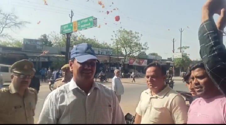 खतौली में अतिक्रमण हटाने के दौरान एसडीएम पर व्यापारियों ने की पुष्प वर्षा।
