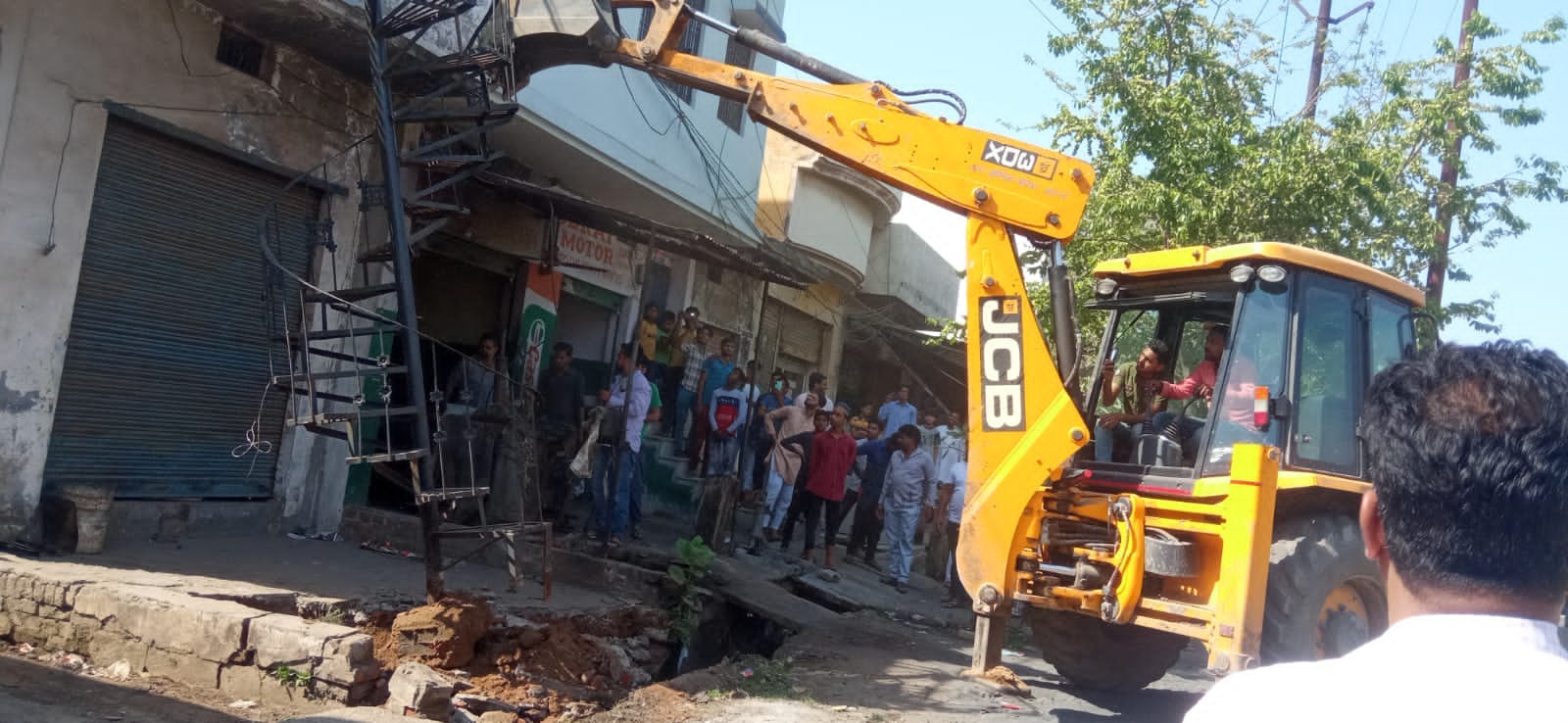 खतौली में बाबा का बुलडोजर अतिक्रमण पर चलते हुए।