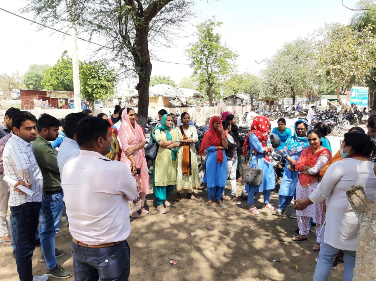 नागरिक अस्पताल से रिलीव किए गए कर्मचारी पार्क में मीटिंग करते हुए। नागरिक अस्पताल से रिलीव किए गए कर्मचारी पार्क में मीटिंग करते हुए।