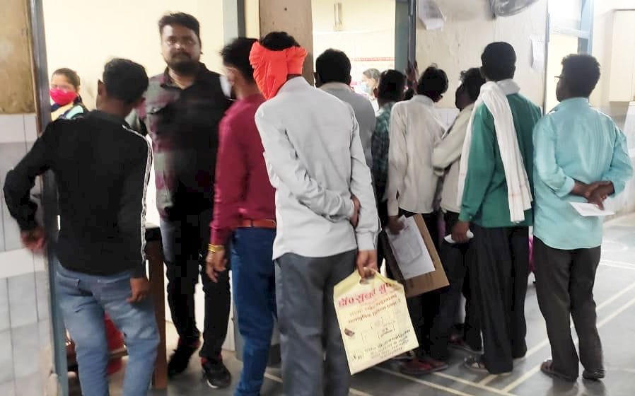 राजकीय मेडिकल कॉलेज में डॉक्टर के चैंबर के बाहर लगी मरीजों की भीड़। संवाद राजकीय मेडिकल कॉलेज में डॉक्टर के चैंबर के बाहर लगी मरीजों की भीड़। संवाद