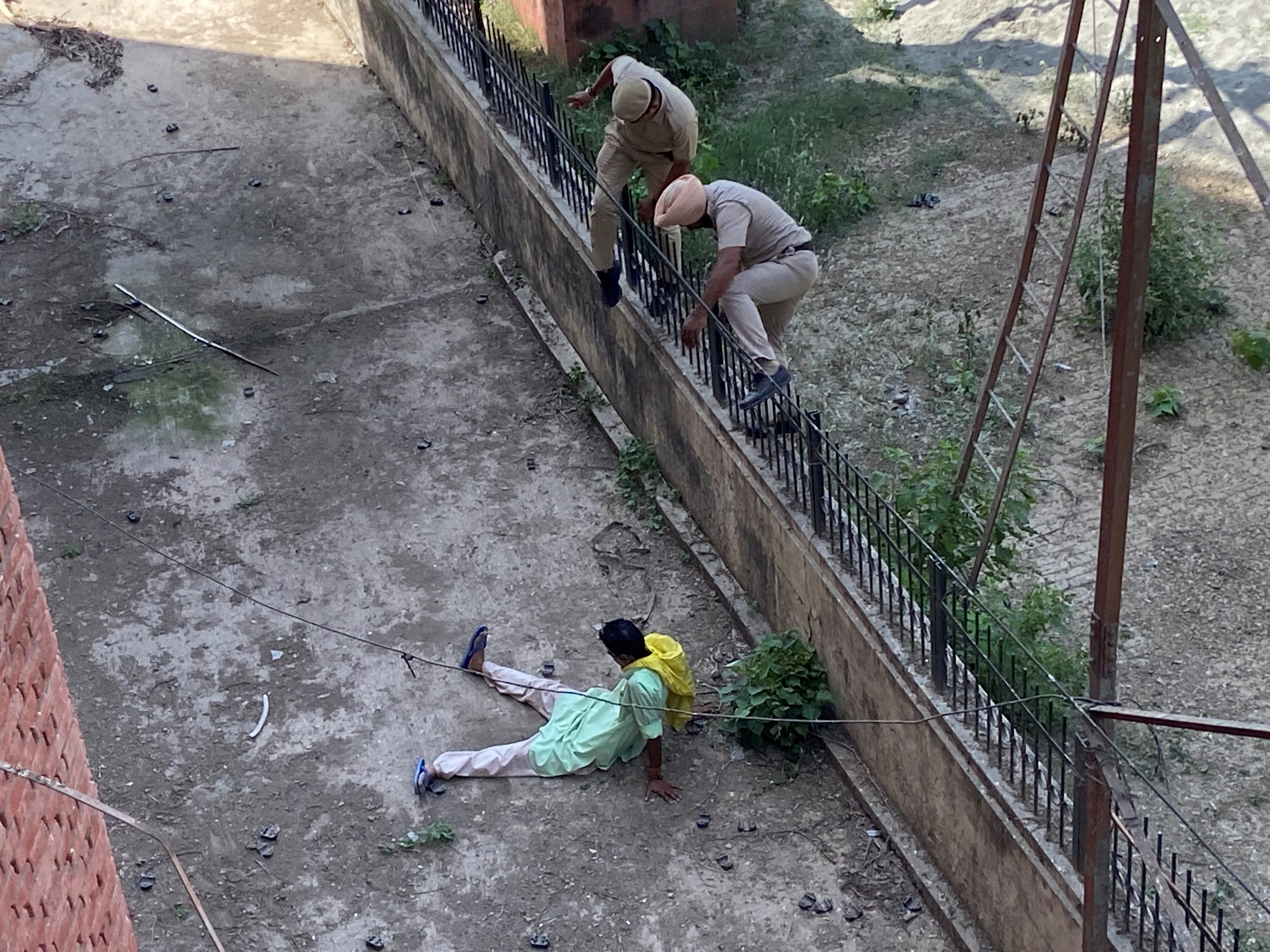 राकेश को पकड़ने के लिए दीवार फांदते पुलिसकर्मी। संवाद राकेश को पकड़ने के लिए दीवार फांदते पुलिसकर्मी। संवाद