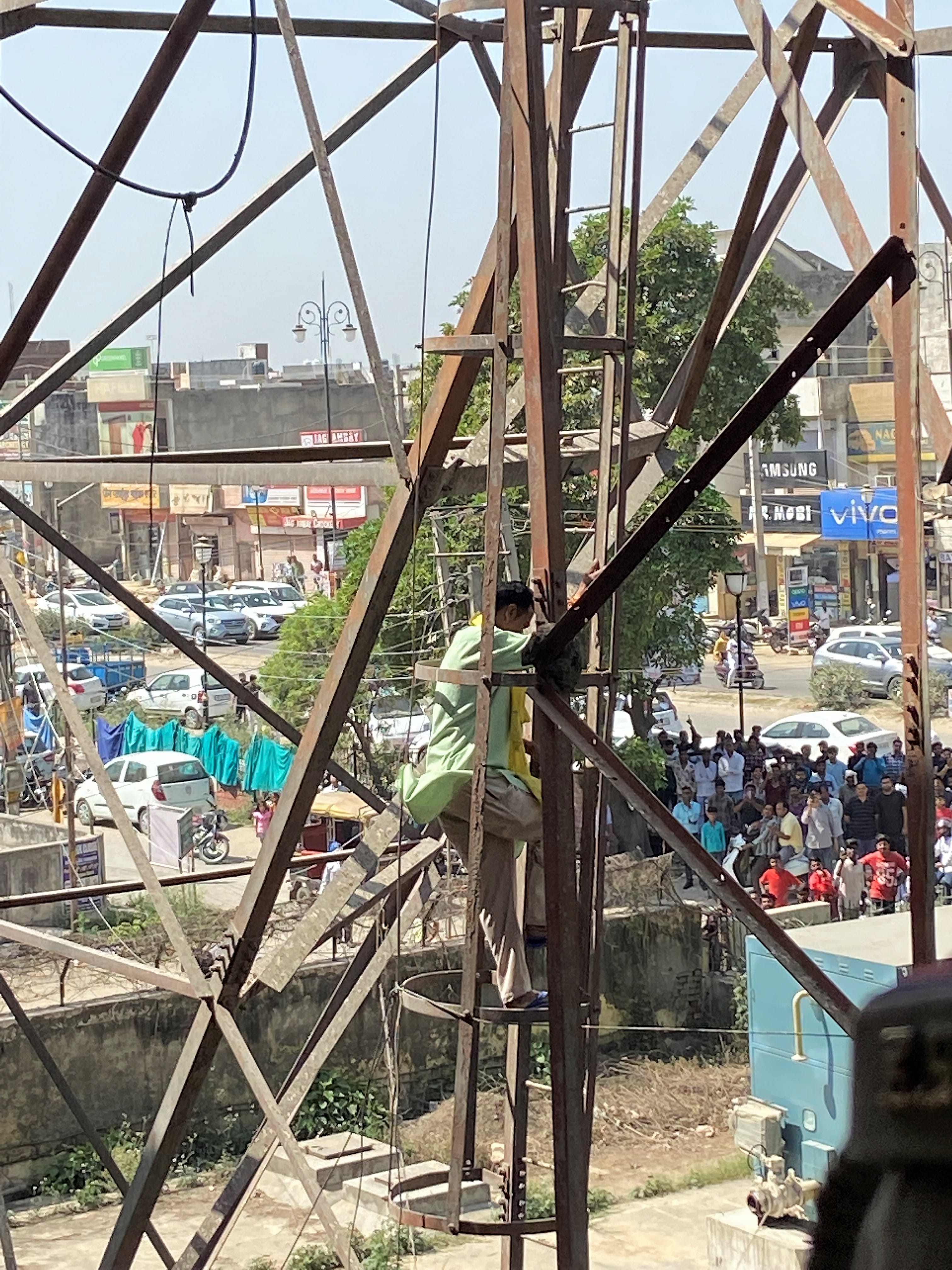 सेक्टर 13 में बीएसएनएल के टावर से नीचे उतरता राकेश। संवाद सेक्टर 13 में बीएसएनएल के टावर से नीचे उतरता राकेश। संवाद