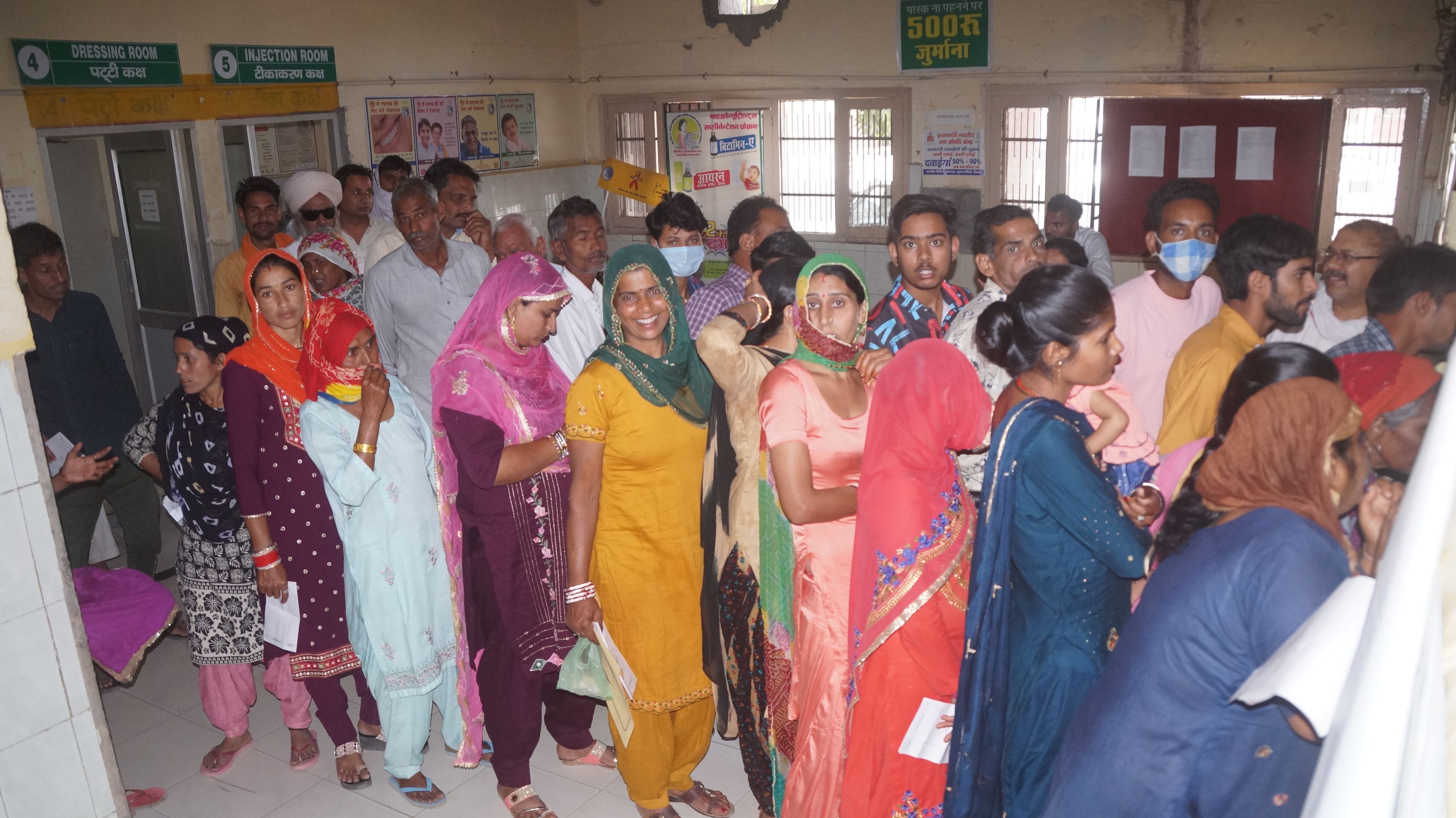 सिरसा नागरिक अस्पताल में ईलाज के लिए आए मरीज दाखिला पर्ची के लिए लाइन में लगे हुए। सिरसा नागरिक अस्पताल में ईलाज के लिए आए मरीज दाखिला पर्ची के लिए लाइन में लगे हुए।