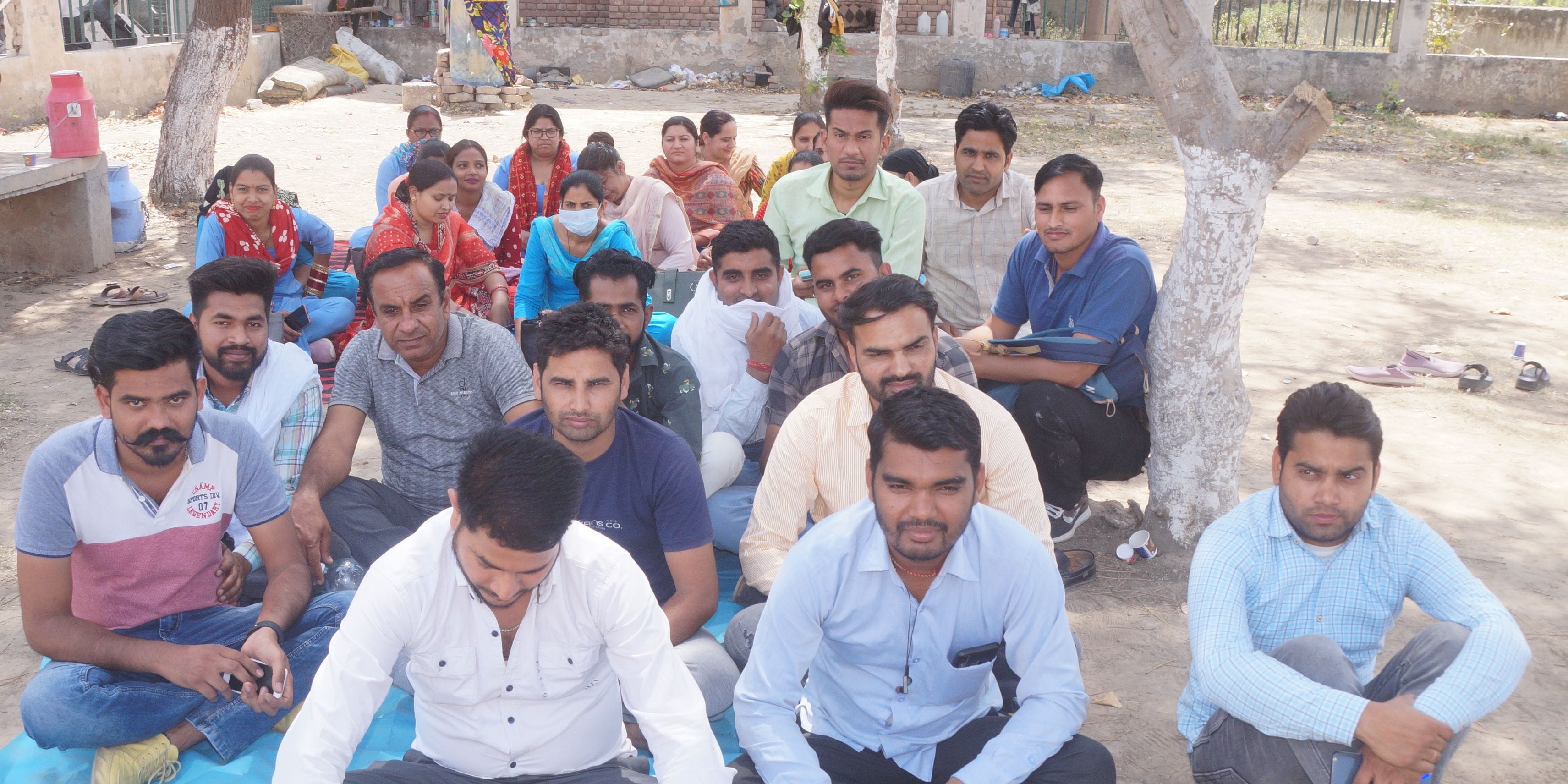 सिरसा नागरिक अस्पताल में धरने पर बैठे स्वास्थ्य कर्मचारी। सिरसा नागरिक अस्पताल में धरने पर बैठे स्वास्थ्य कर्मचारी।