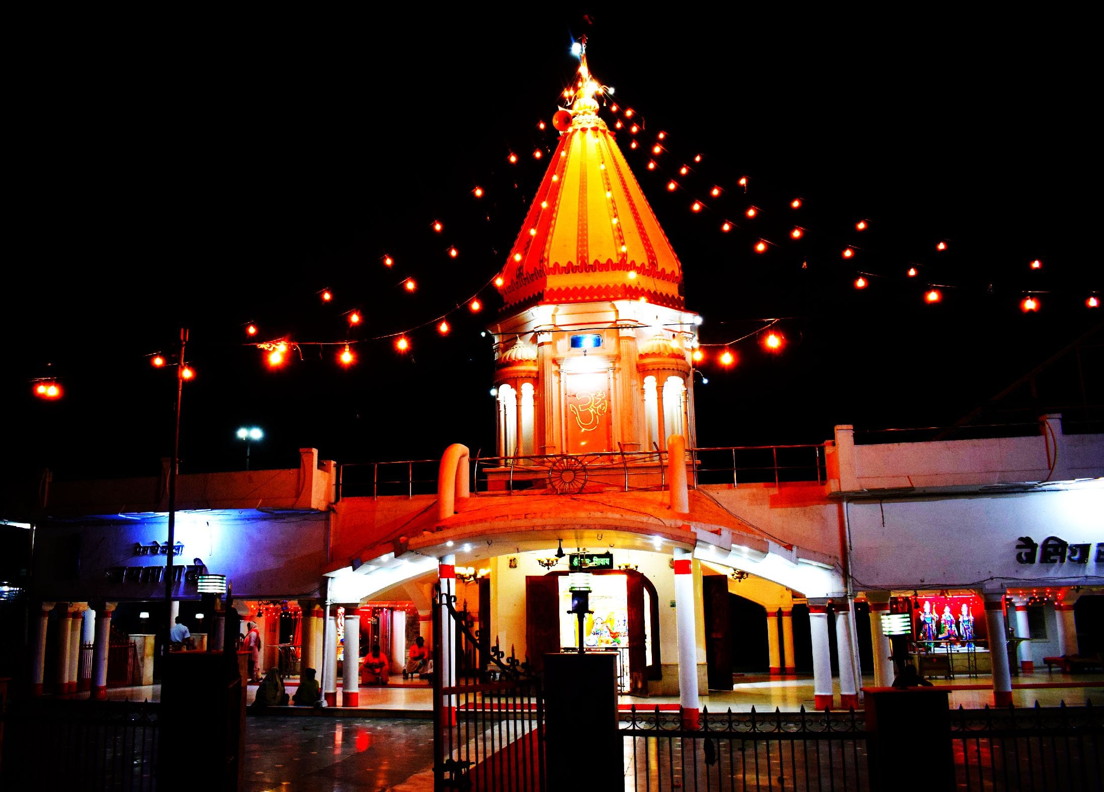 शाहजहांपुर में नवरात्रि की पूर्व संध्या पर बिजली की झालरों से सजाया गया श्री बाबा विश्वनाथ मंदि? शाहजहांपुर में नवरात्रि की पूर्व संध्या पर बिजली की झालरों से सजाया गया श्री बाबा विश्वनाथ मंदि?