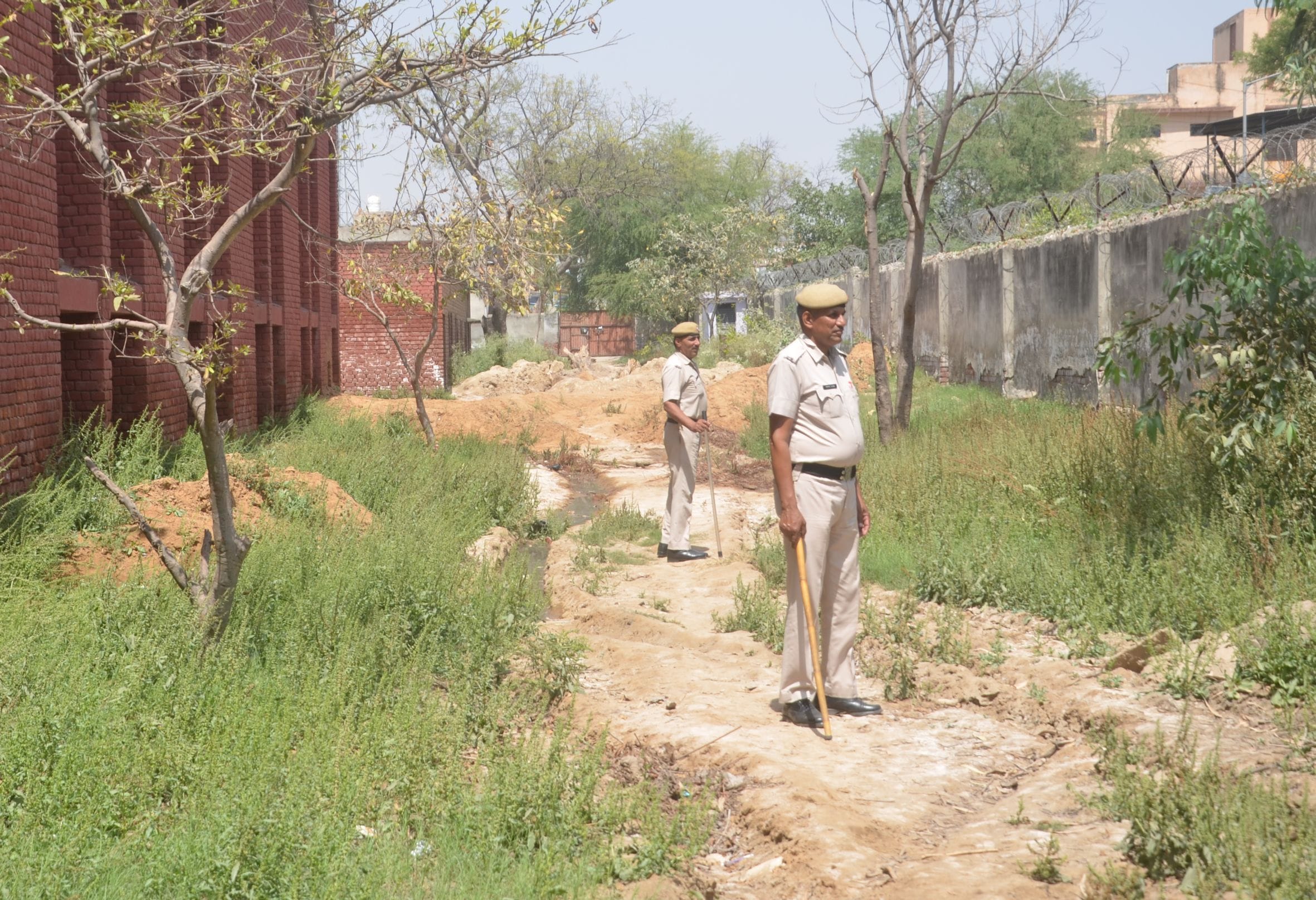 शहीद दलबीर सिंह मॉडल संस्कृति स्कूल परीक्षा केंद्र पर तैनात पुलिस बल। शहीद दलबीर सिंह मॉडल संस्कृति स्कूल परीक्षा केंद्र पर तैनात पुलिस बल।
