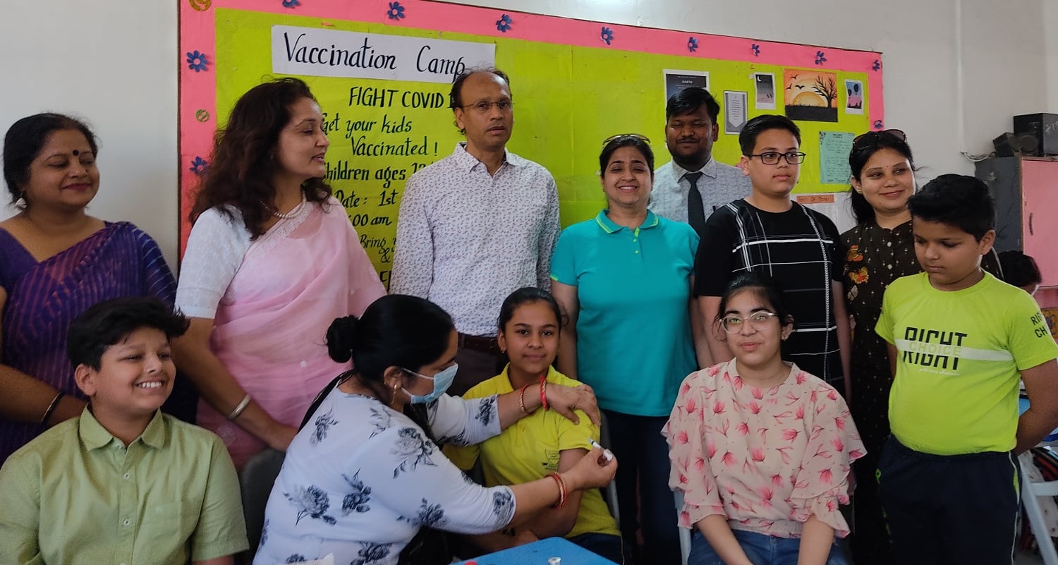 शारदेन स्कूल के वैक्सीनेशन कैम्प में टीकाकरण को उत्साहित दिखे विद्वार्थी व अभिभावक। शारदेन स्कूल के वैक्सीनेशन कैम्प में टीकाकरण को उत्साहित दिखे विद्वार्थी व अभिभावक।