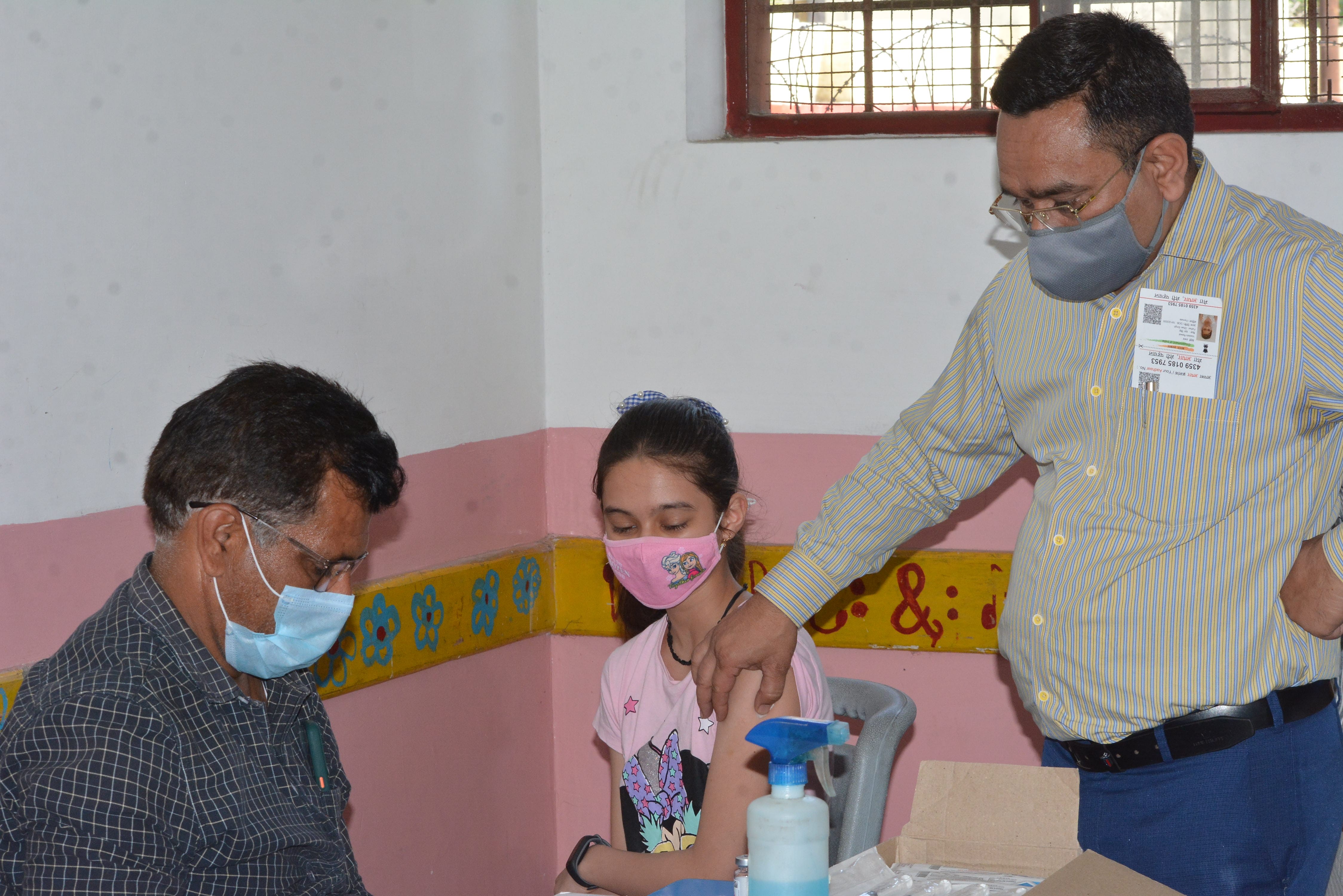 शारदेन स्कूल के वैक्सीनेशन में कैम्प में छात्रा वैदही को टीका लगाते स्वास्थकर्मी। शारदेन स्कूल के वैक्सीनेशन में कैम्प में छात्रा वैदही को टीका लगाते स्वास्थकर्मी।