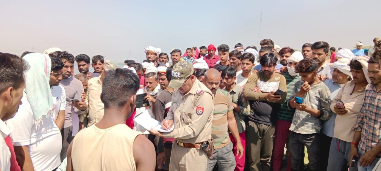 ेटो-02एयूआरपी- 13- घटना स्थल पर मौजूद पुलिस व ग्रामीणों की भीड़। संवाद ेटो-02एयूआरपी- 13- घटना स्थल पर मौजूद पुलिस व ग्रामीणों की भीड़। संवाद