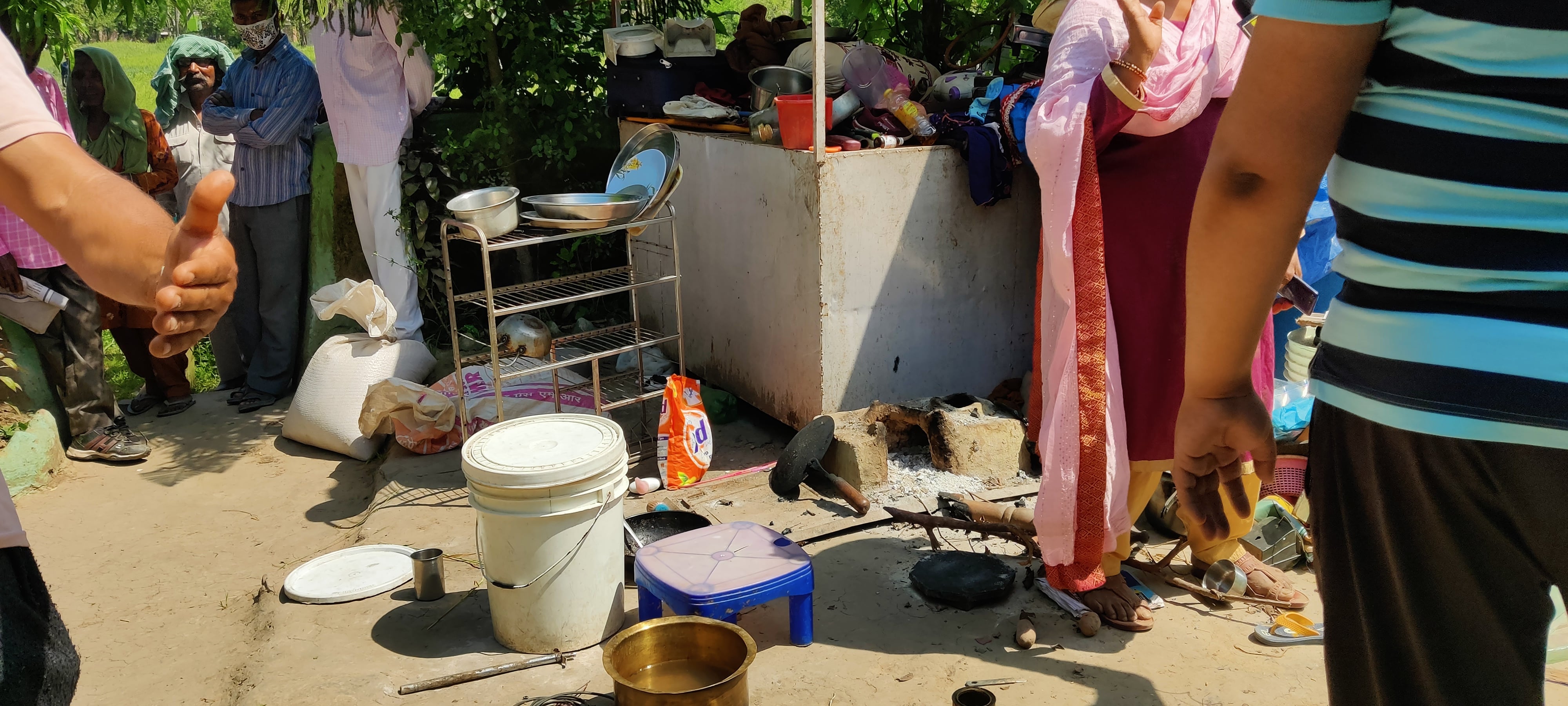 उधमपुर के कावा इलाके में मकान में लगी आग को बुझाने का प्रयास करते दमकल कर्मी व बाहर निकाला सामान