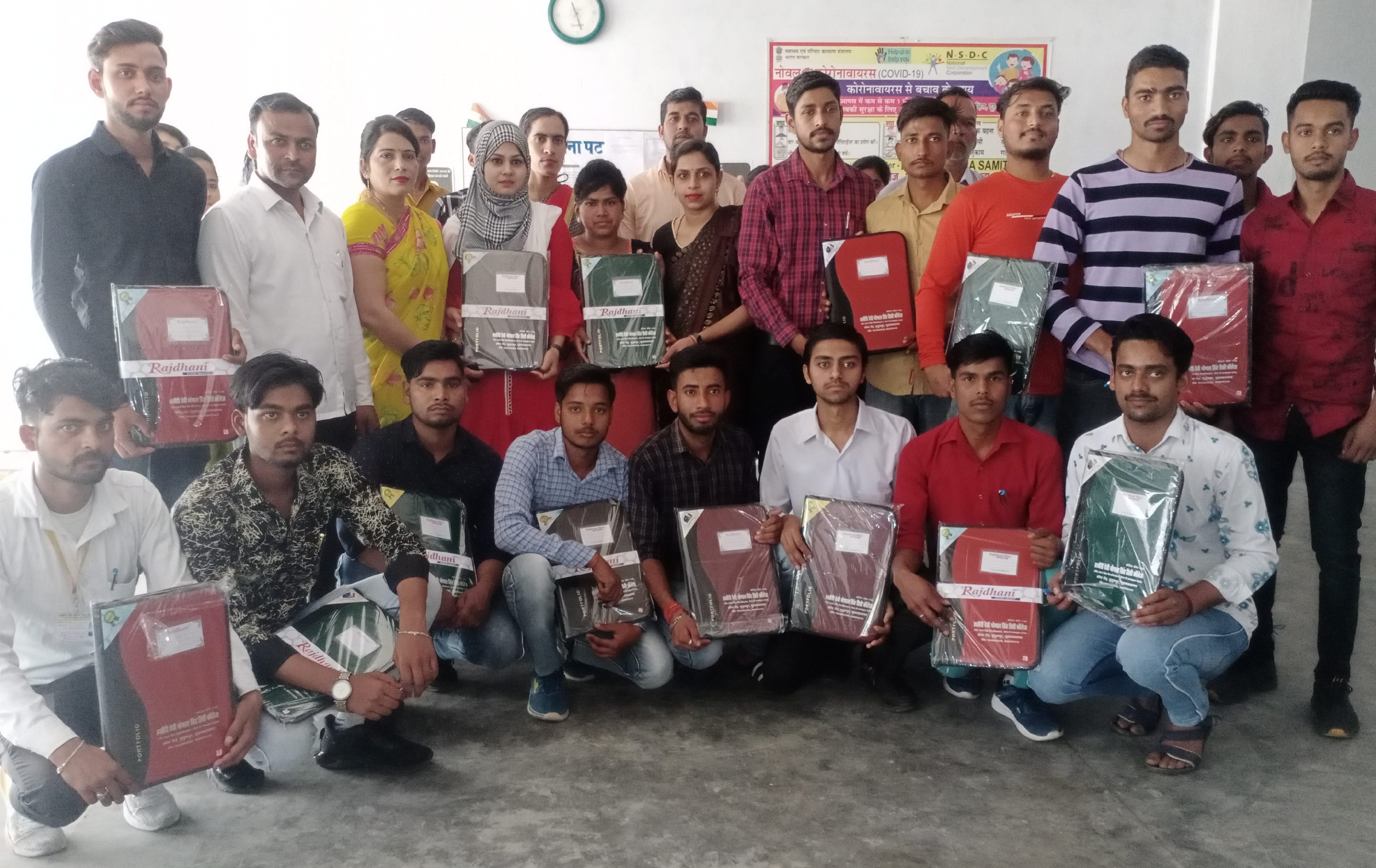 यूसुफपुर के हरबीरी देवी भोपाल सिंह डिग्री कॉलेज में छात्र-छात्राओं को सम्मानित करते अतिथि।