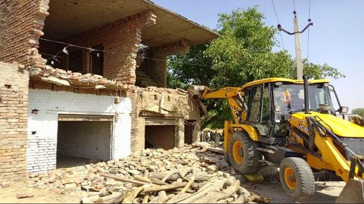 Un bulldozer a démoli la maison sur un terrain gouvernemental à Kasganj